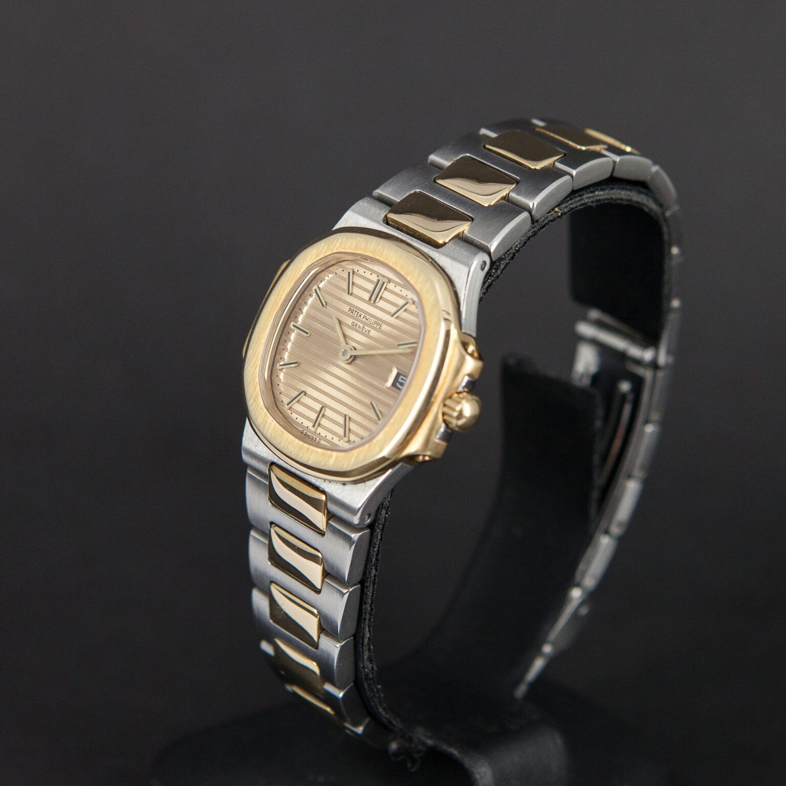 Patek_Philippe_4700-2.jpg