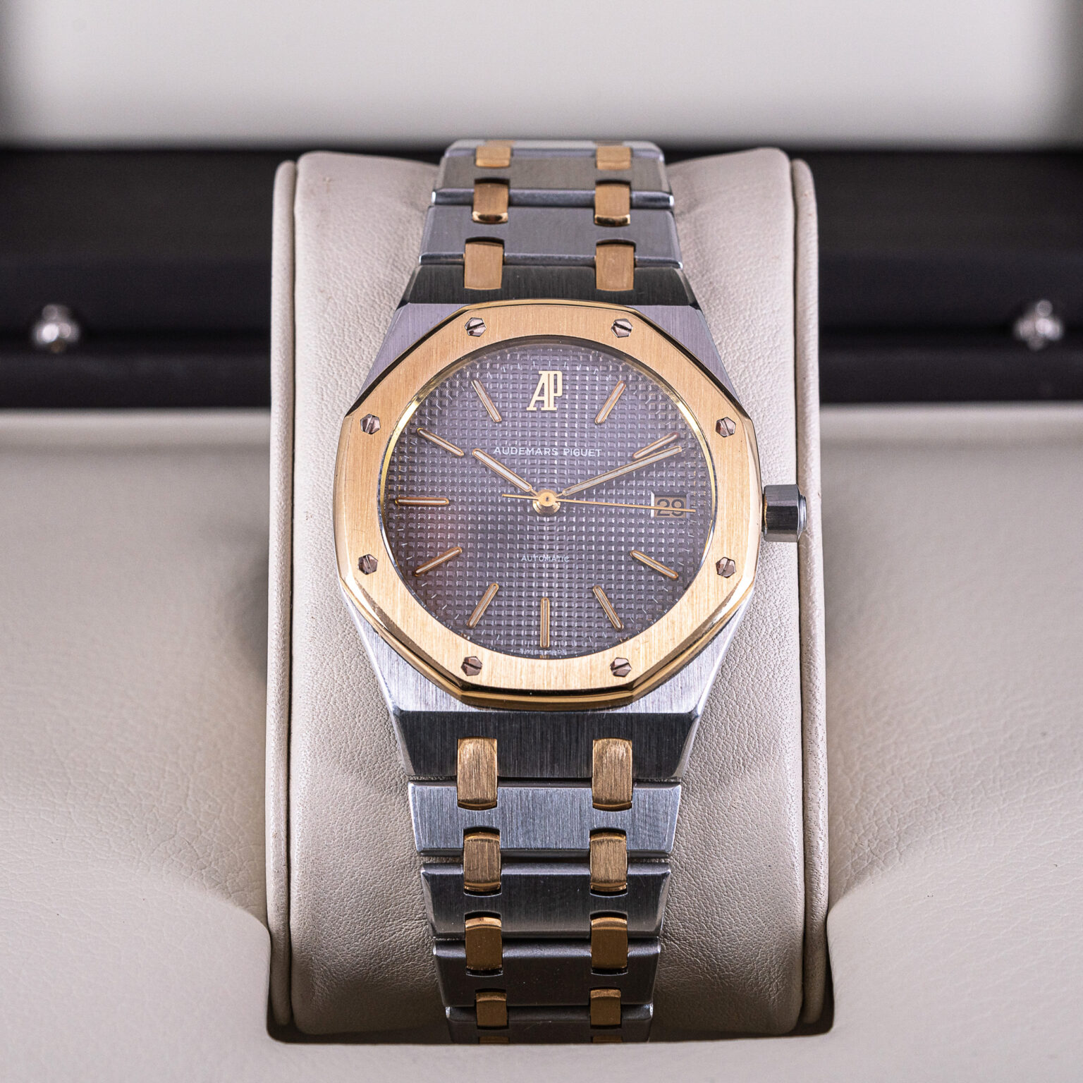 Audemars-Piguet_Royal-Oak_14700SA-2.jpg