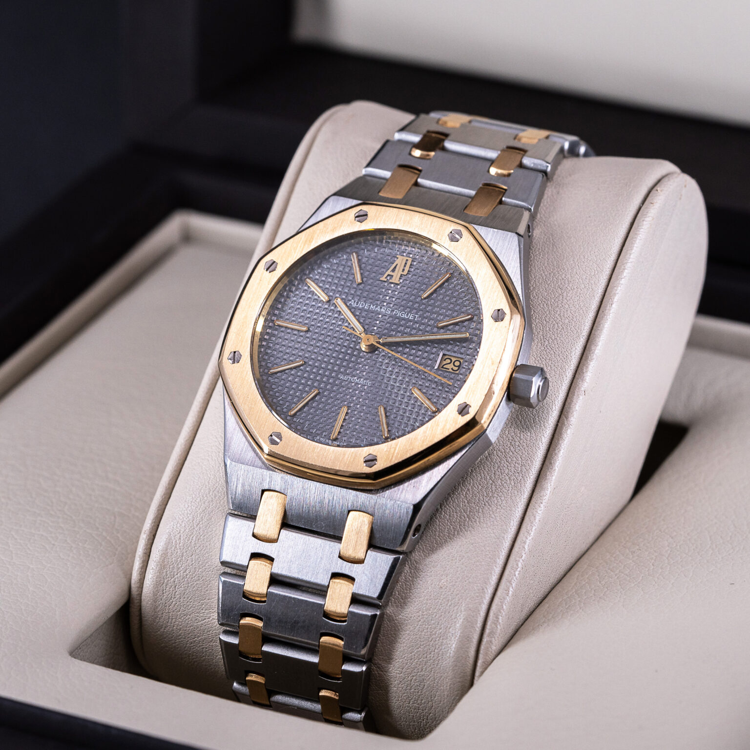 Audemars-Piguet_Royal-Oak_14700SA-3.jpg