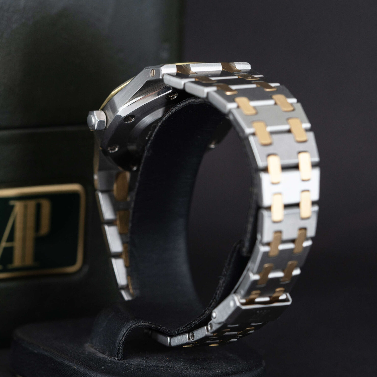 Audemars-Piguet_Royal-Oak_Lady_1977-10-scaled-1.jpg