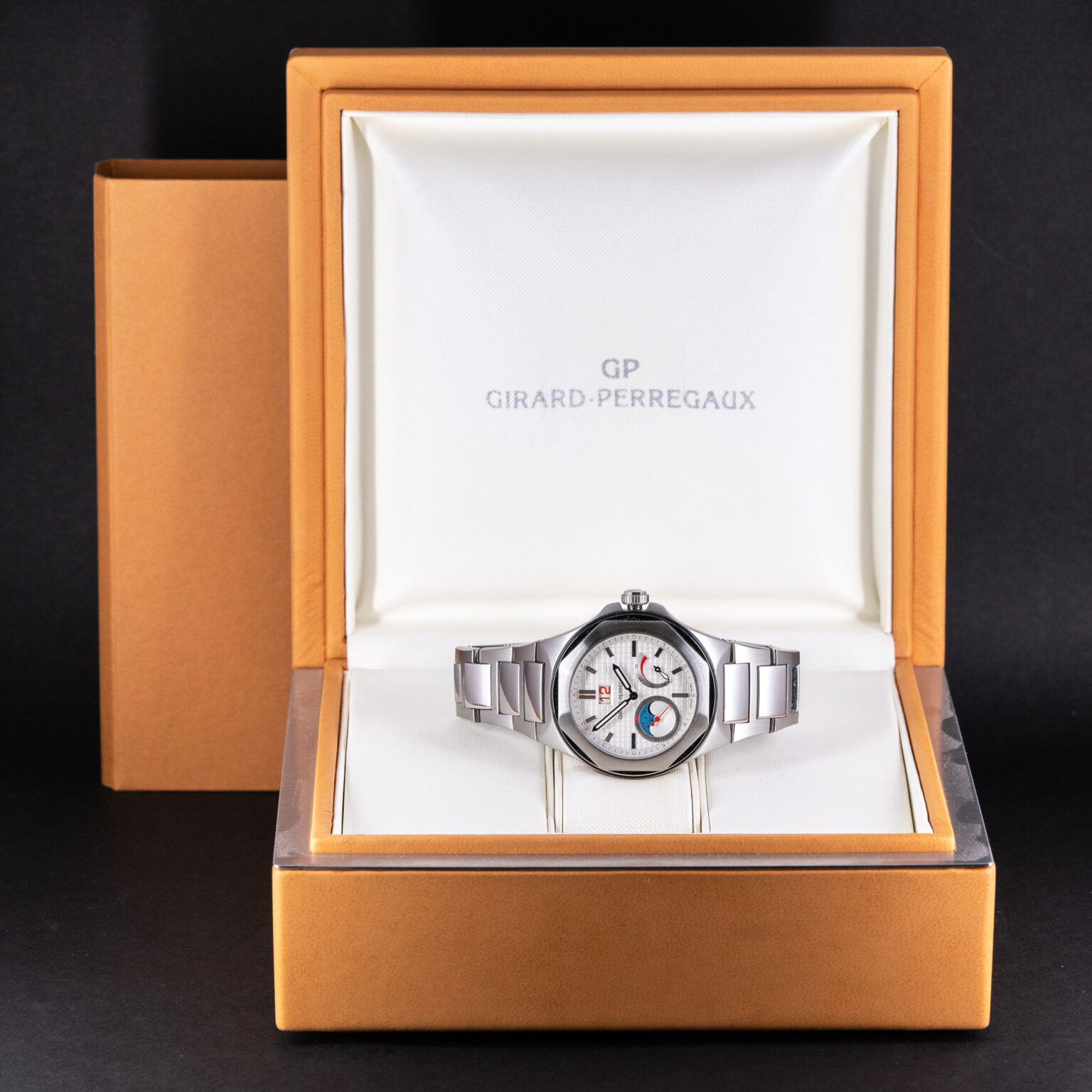 Girard_Perregaux_Laureato_Evo3-1.jpg
