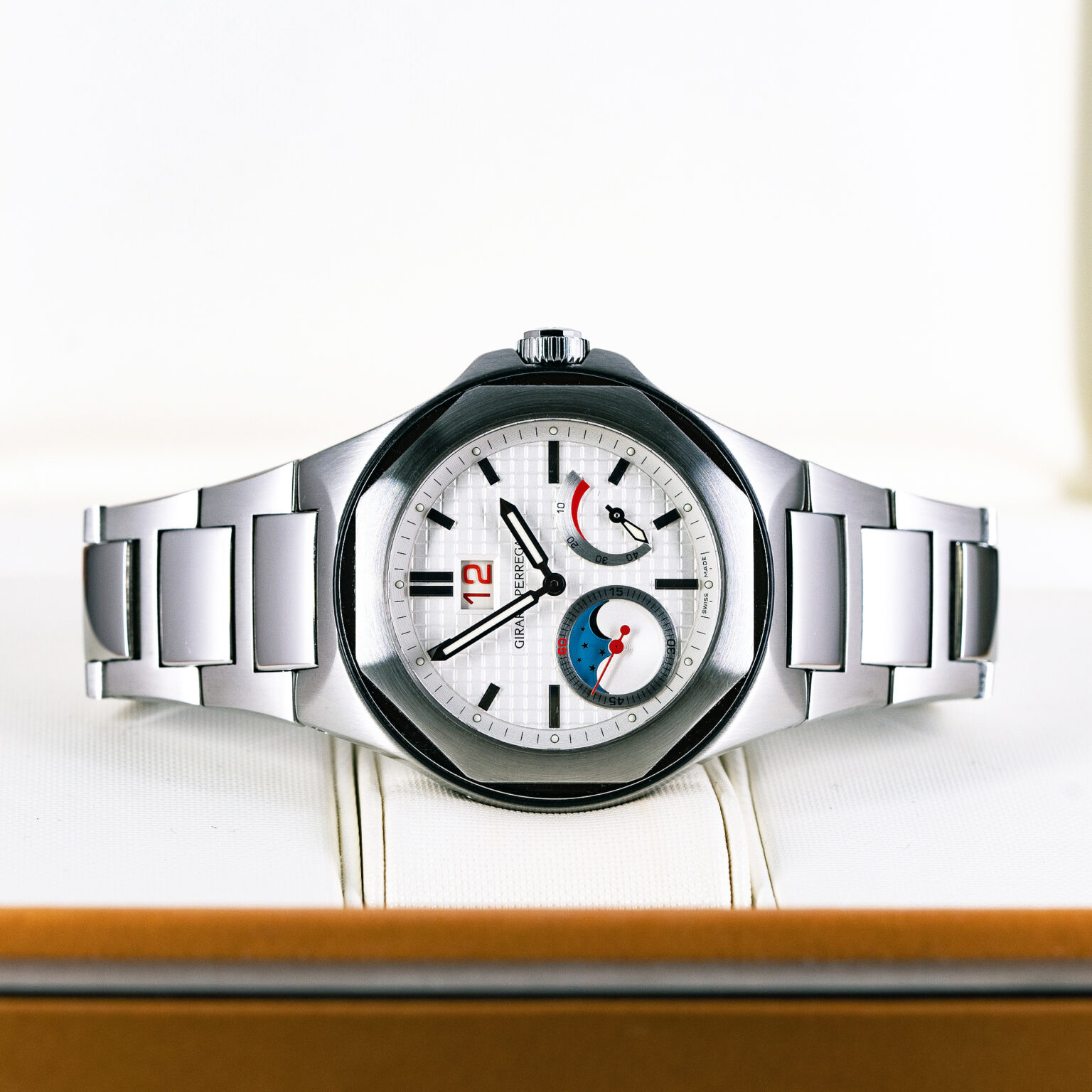 Girard_Perregaux_Laureato_Evo3-2.jpg