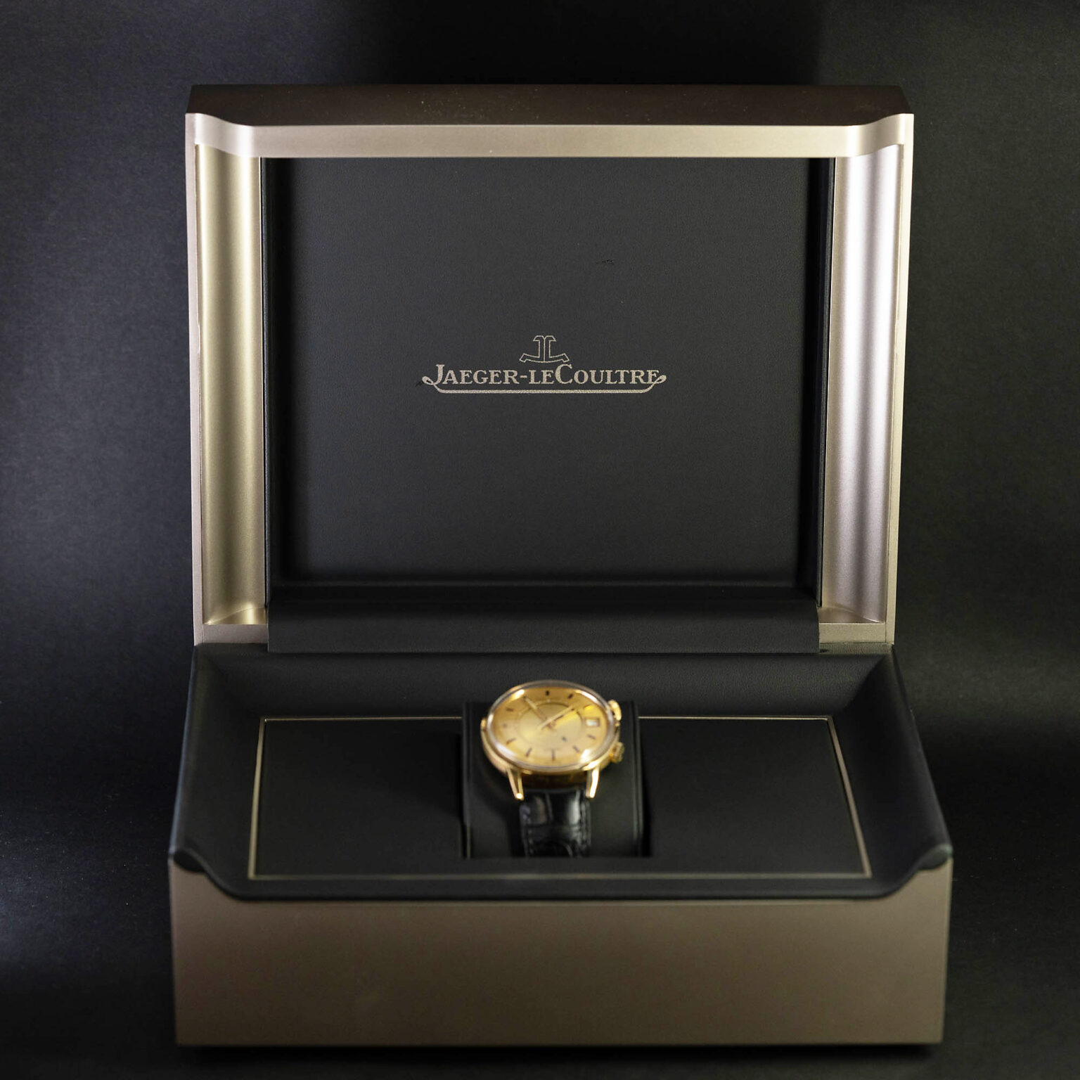 Jaeger_LeCoultre_Memovox_18k.jpg
