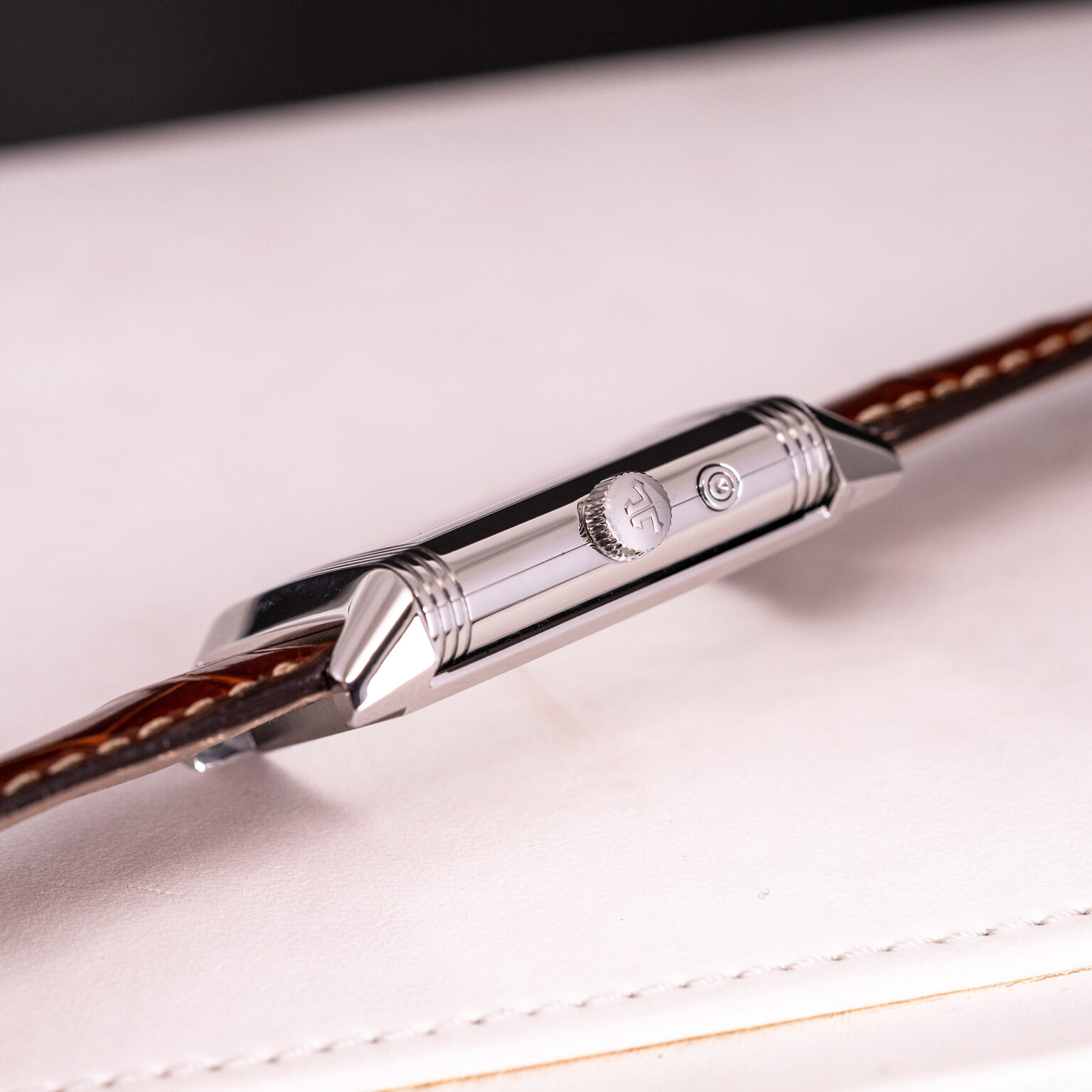 Jaeger_LeCoultre_Reverso_270.8.54-2.jpg