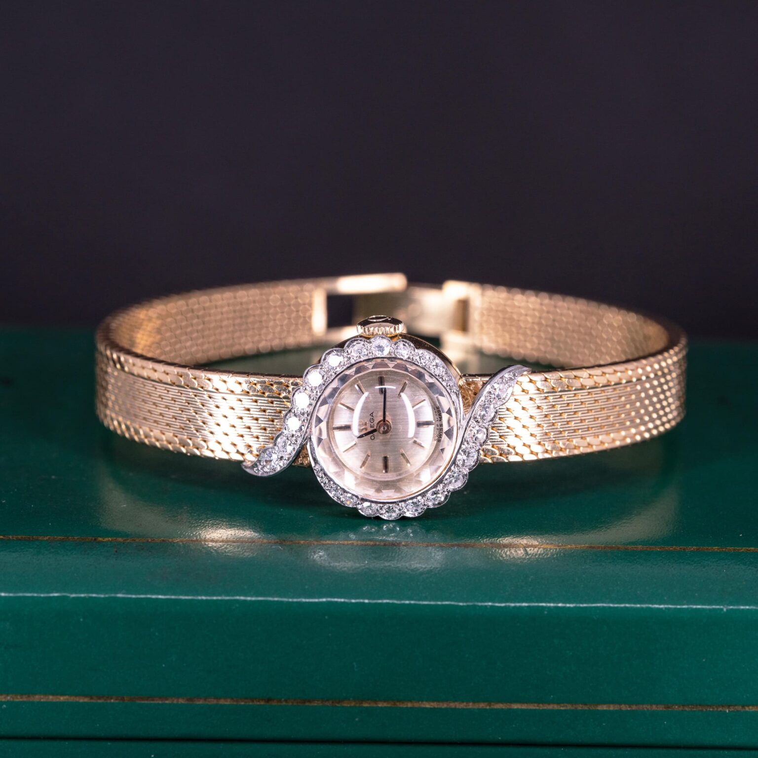 Omega-Diamond-Lady-7126-1962-4.jpg