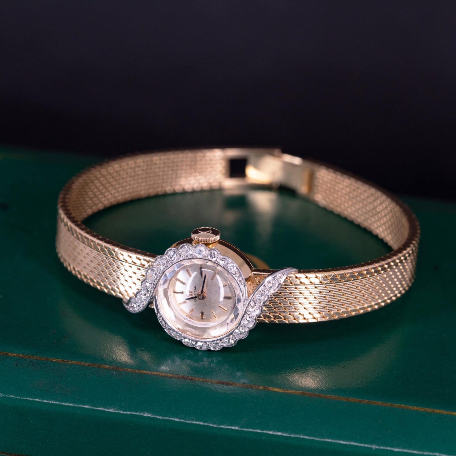 Omega-Diamond-Lady-7126-1962-5.jpg