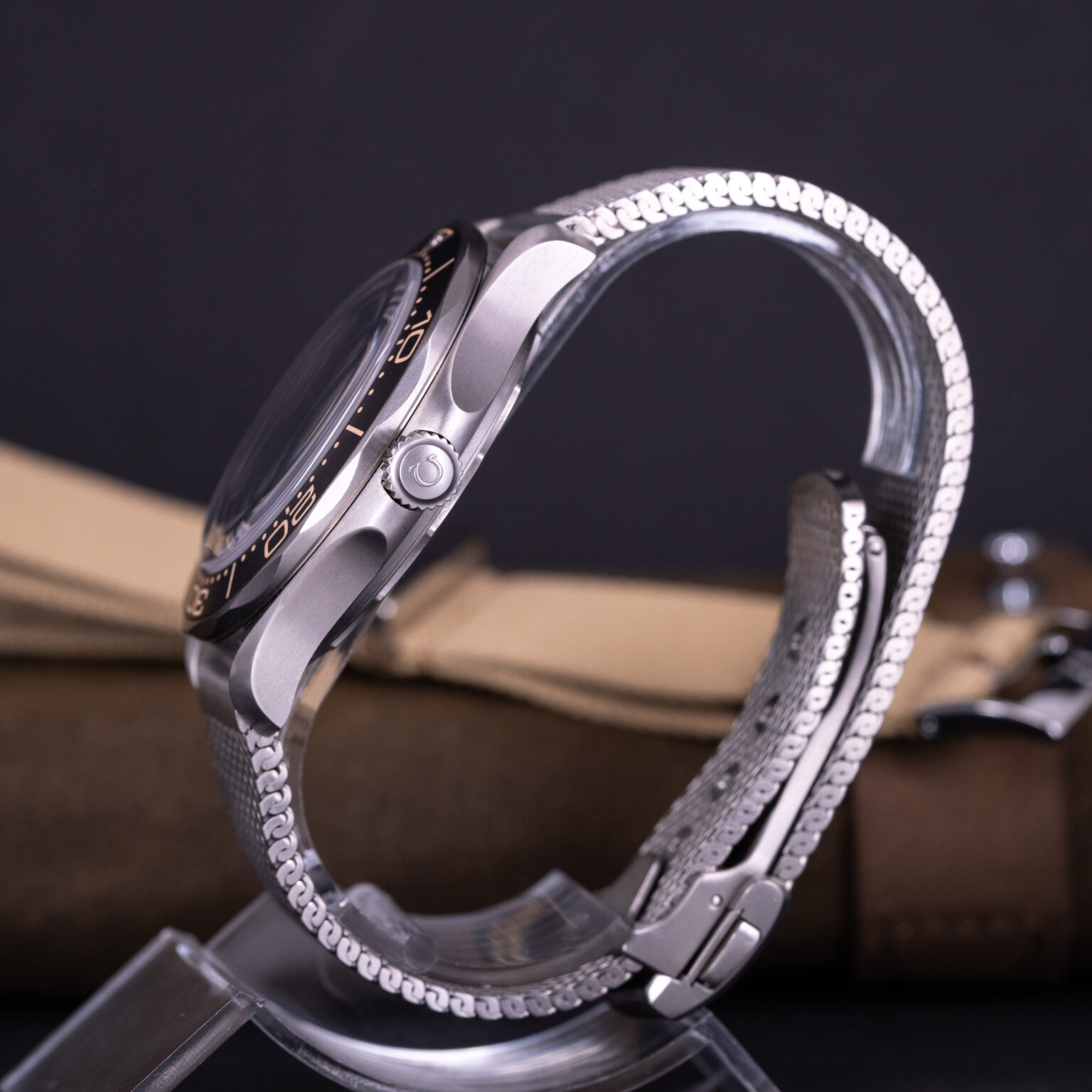 Omega-Seamaster-300-Titanium-Bond-2021-3.jpg