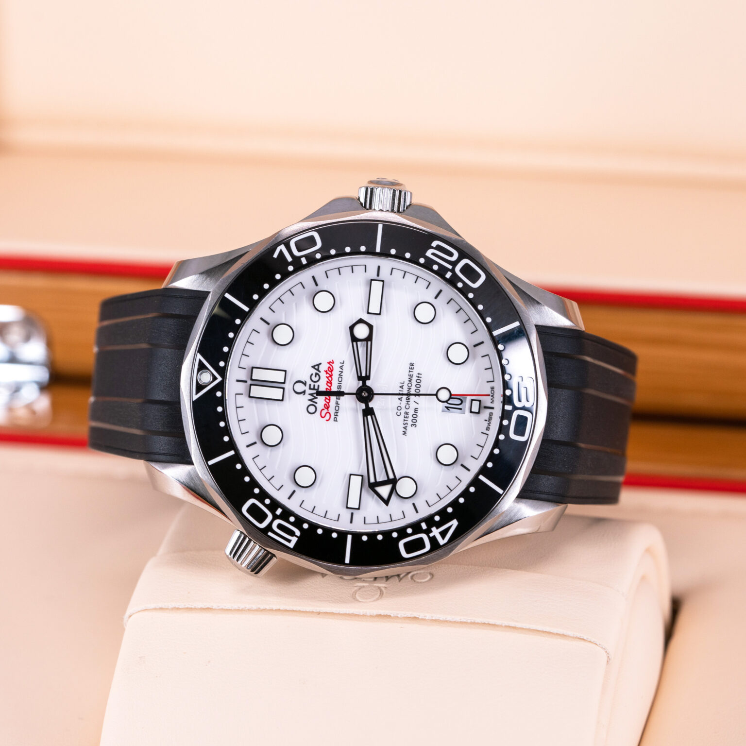Omega-Seamaster-300-White-2021-5.jpg
