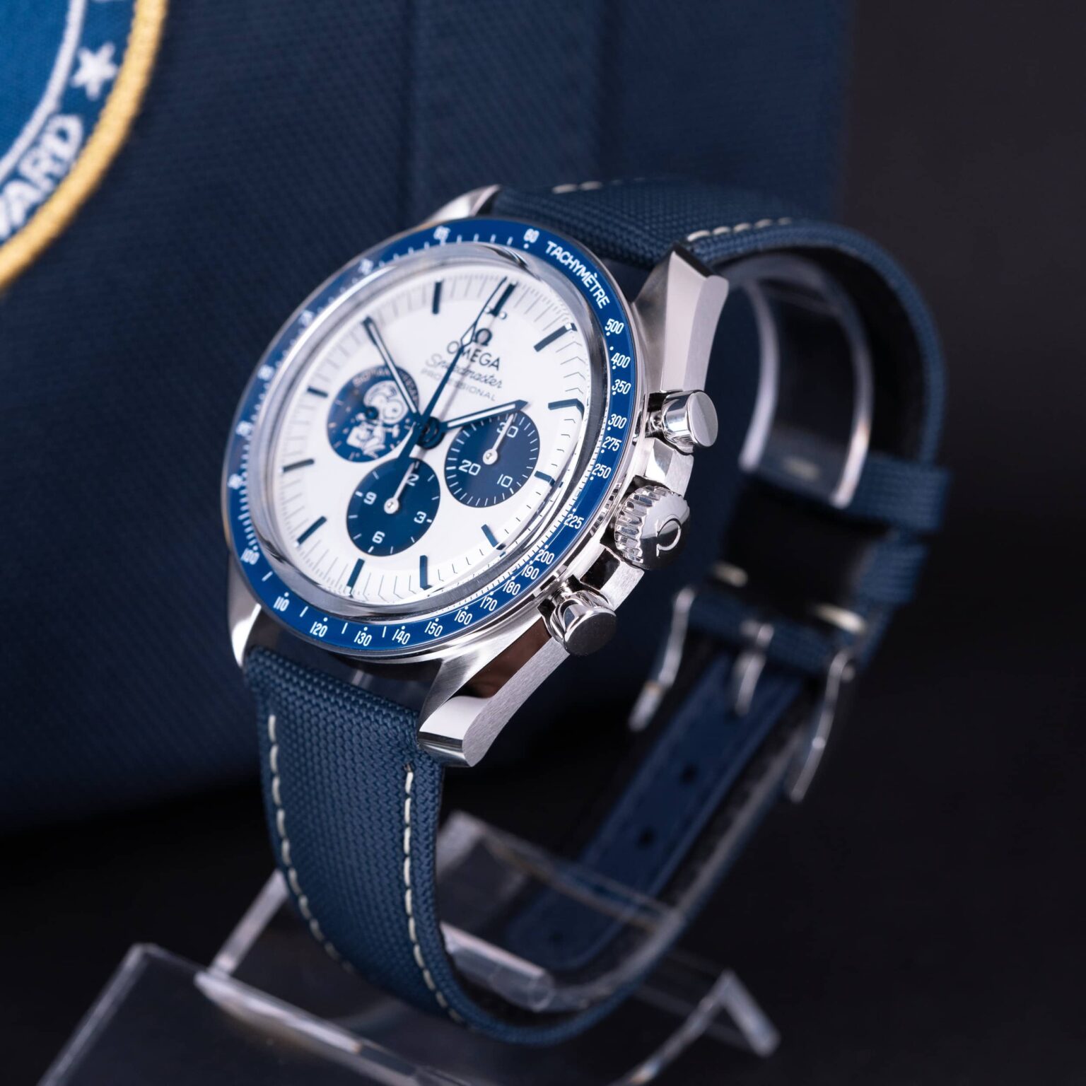Omega-Speedmaster-50th-Silver-Snoopy-2023-13.jpg