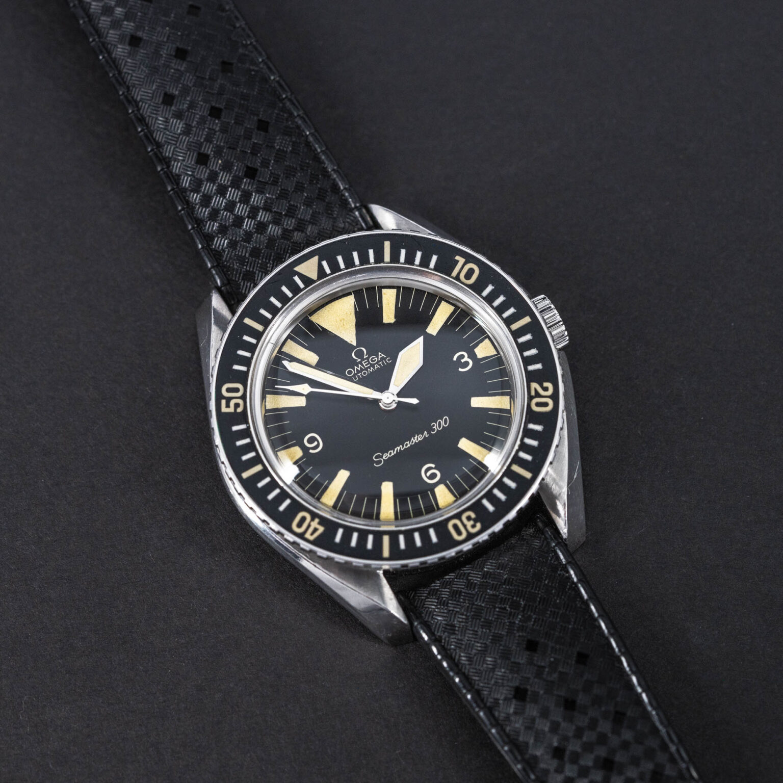Omega_Seamaster_300_Big_Triangle-2.jpg
