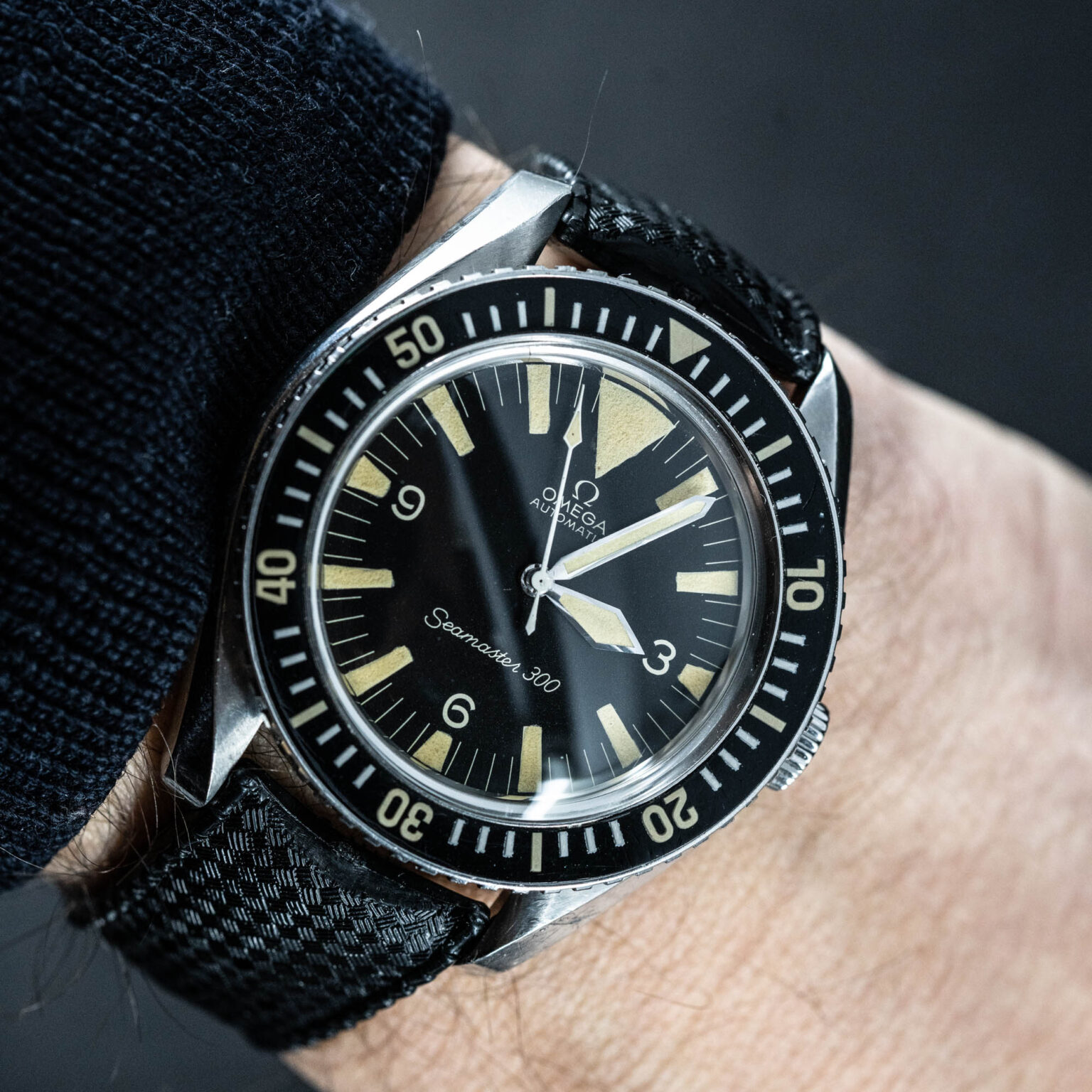 Omega_Seamaster_300_Big_Triangle_rannekuva.jpg