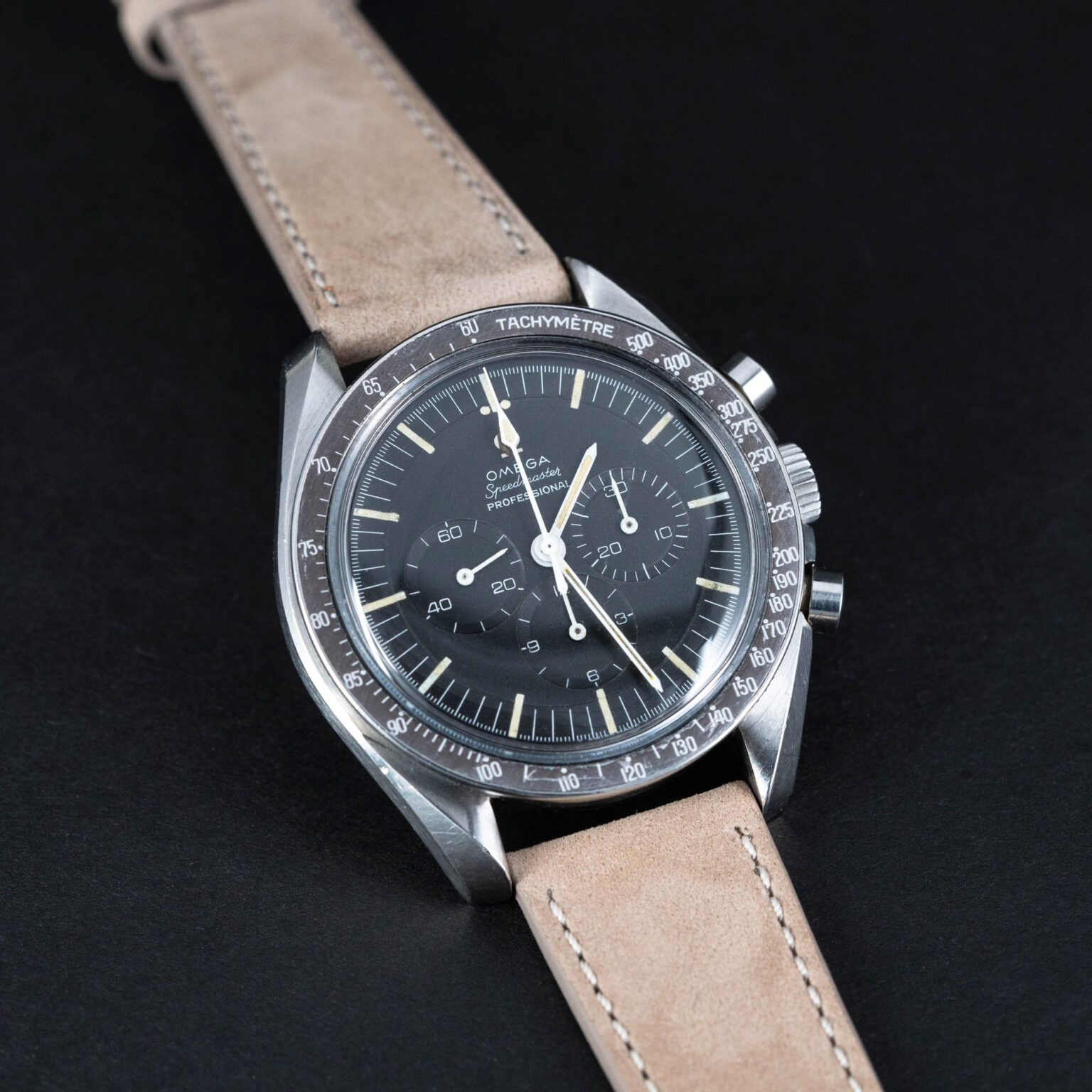 Omega_Speed_Pro_65_ruskea_bezel-3.jpg