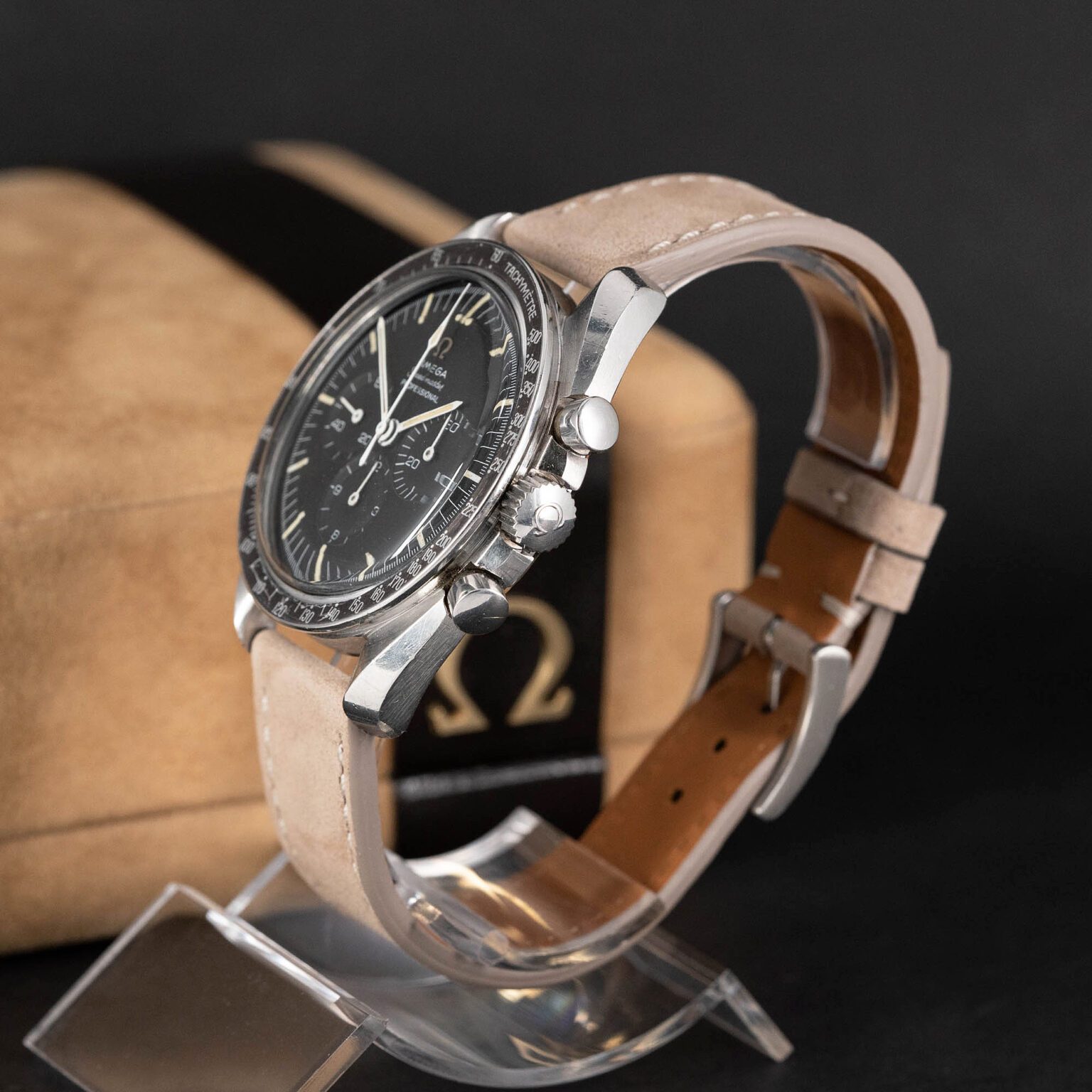 Omega_Speed_Pro_65_ruskea_bezel-6.jpg