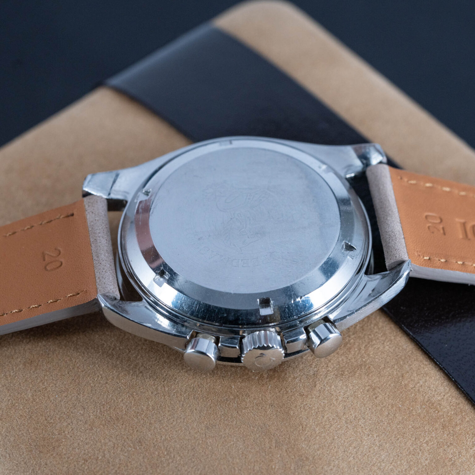 Omega_Speed_Pro_65_ruskea_bezel-8.jpg