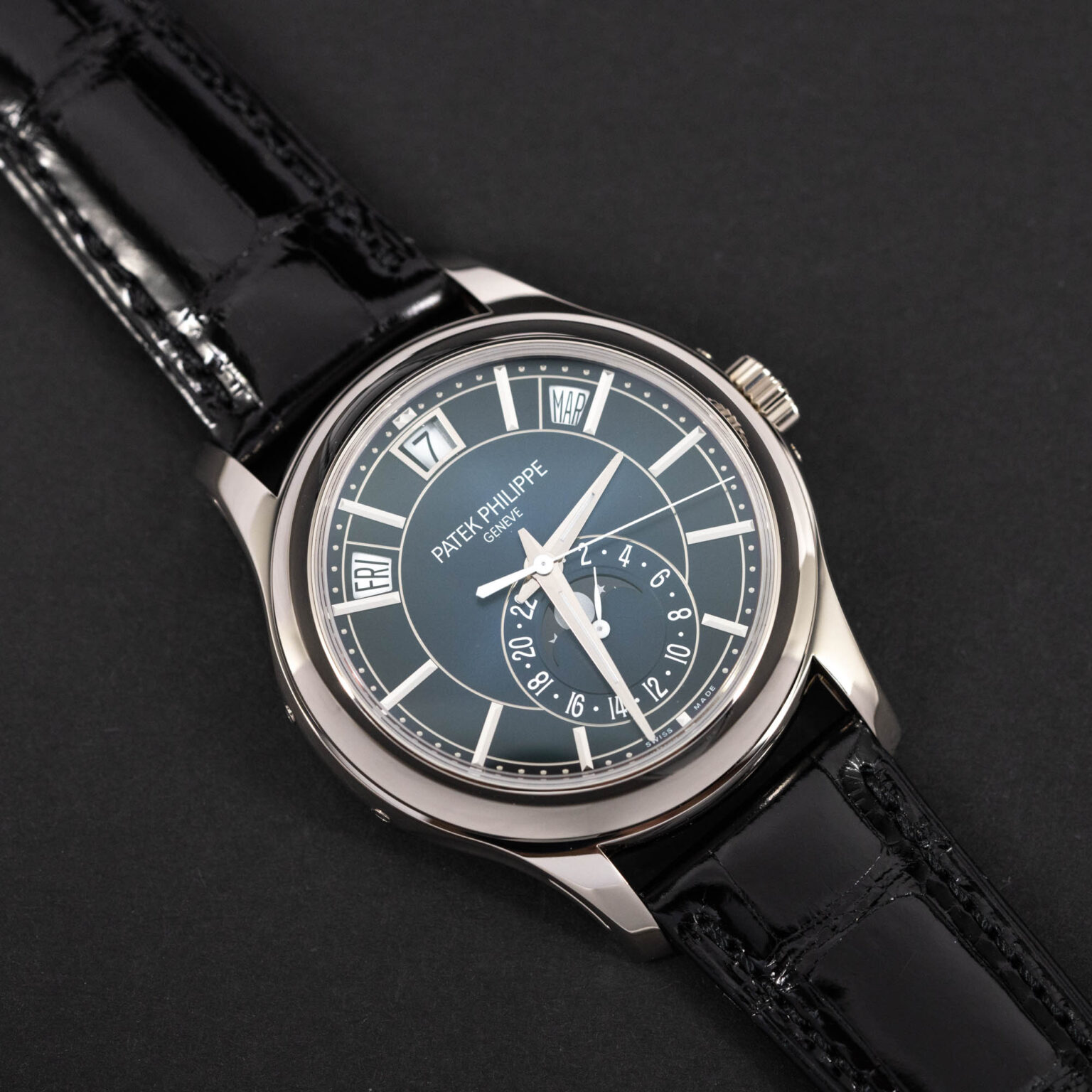 Patek_Philippe_Annual_Calender_5205G_2020.jpg