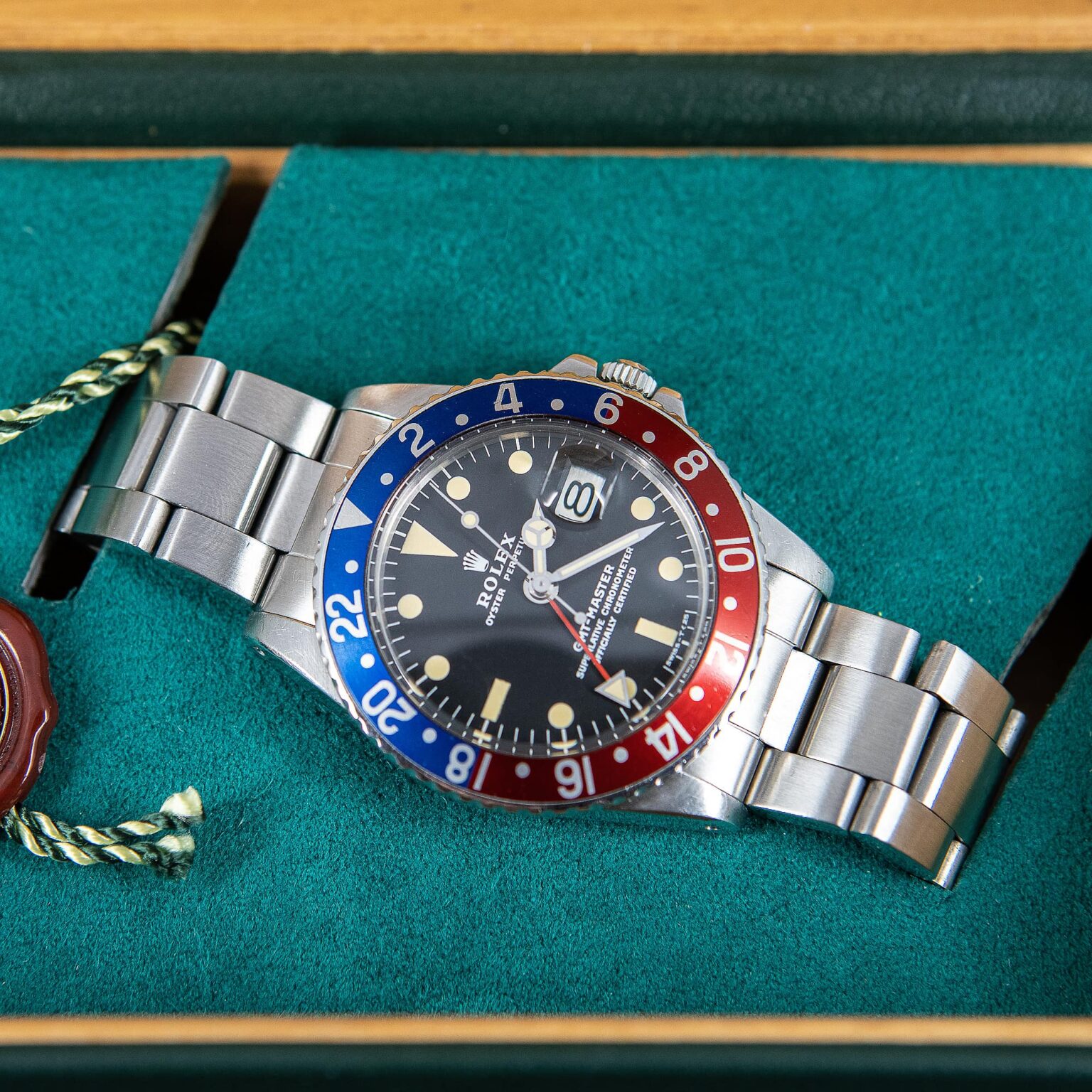Rolex_GMT-Master_1675_1977-3-1.jpg