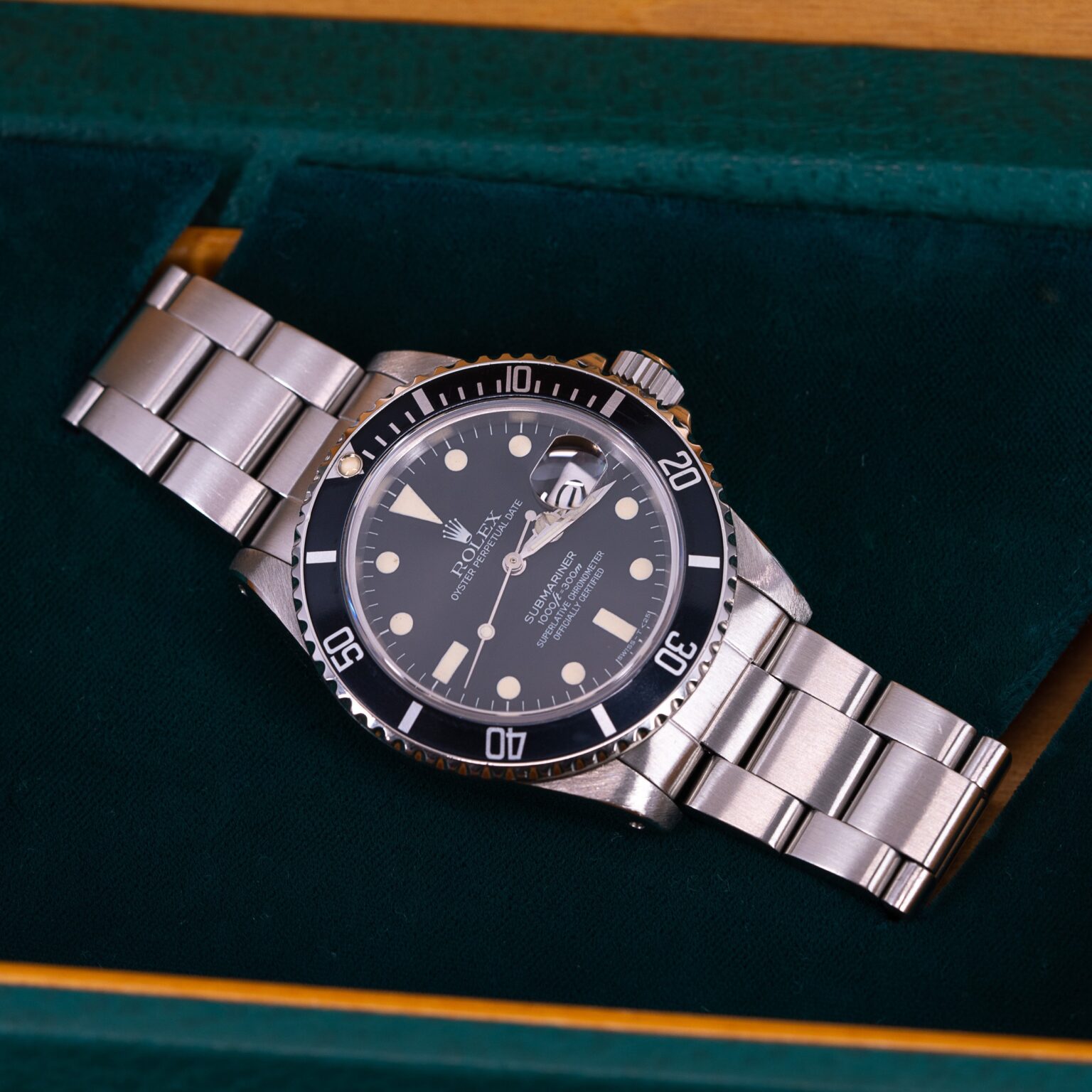 Rolex_Submariner_16800_1982-2-2.jpg