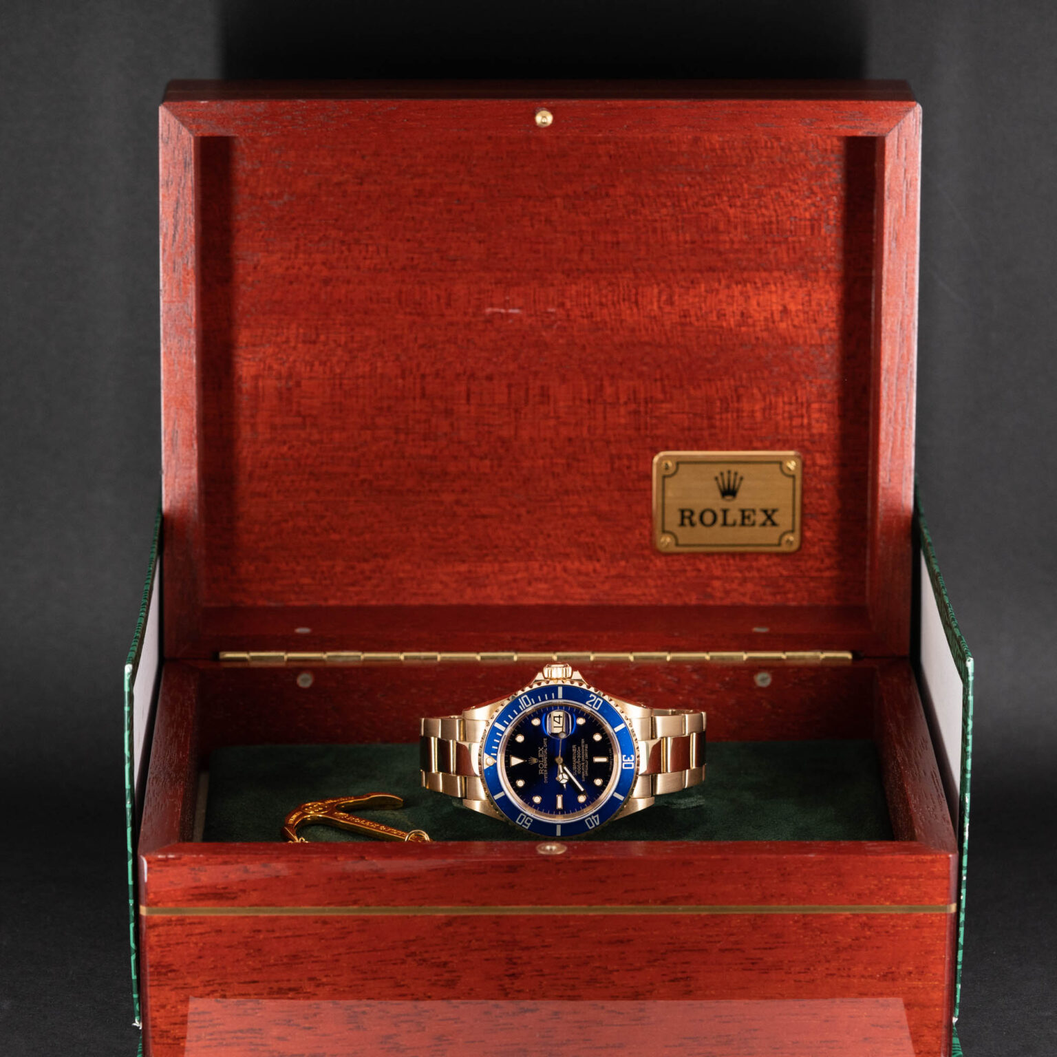 Rolex_Submariner_18k_16618_1990.jpg