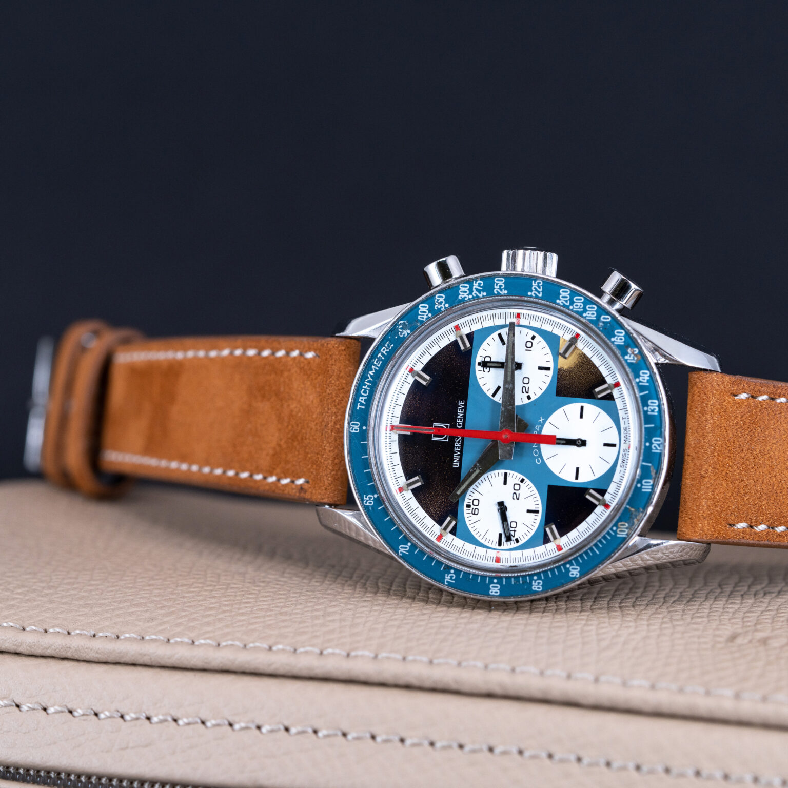 Universal_Geneve_Compax_Exotic_1971-5.jpg