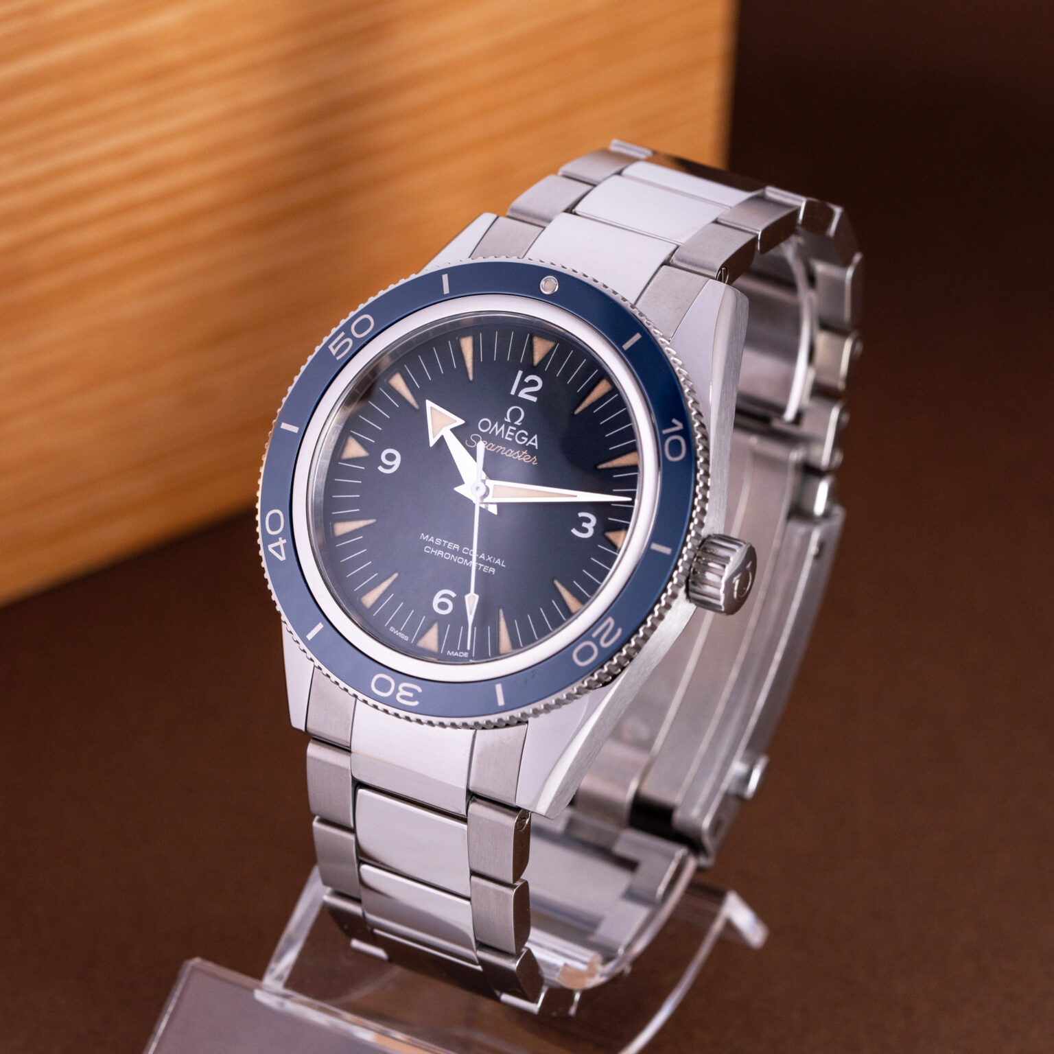 Omega-Seamaster-Co-Ax-300-Titanium-Master-Chronometer-04