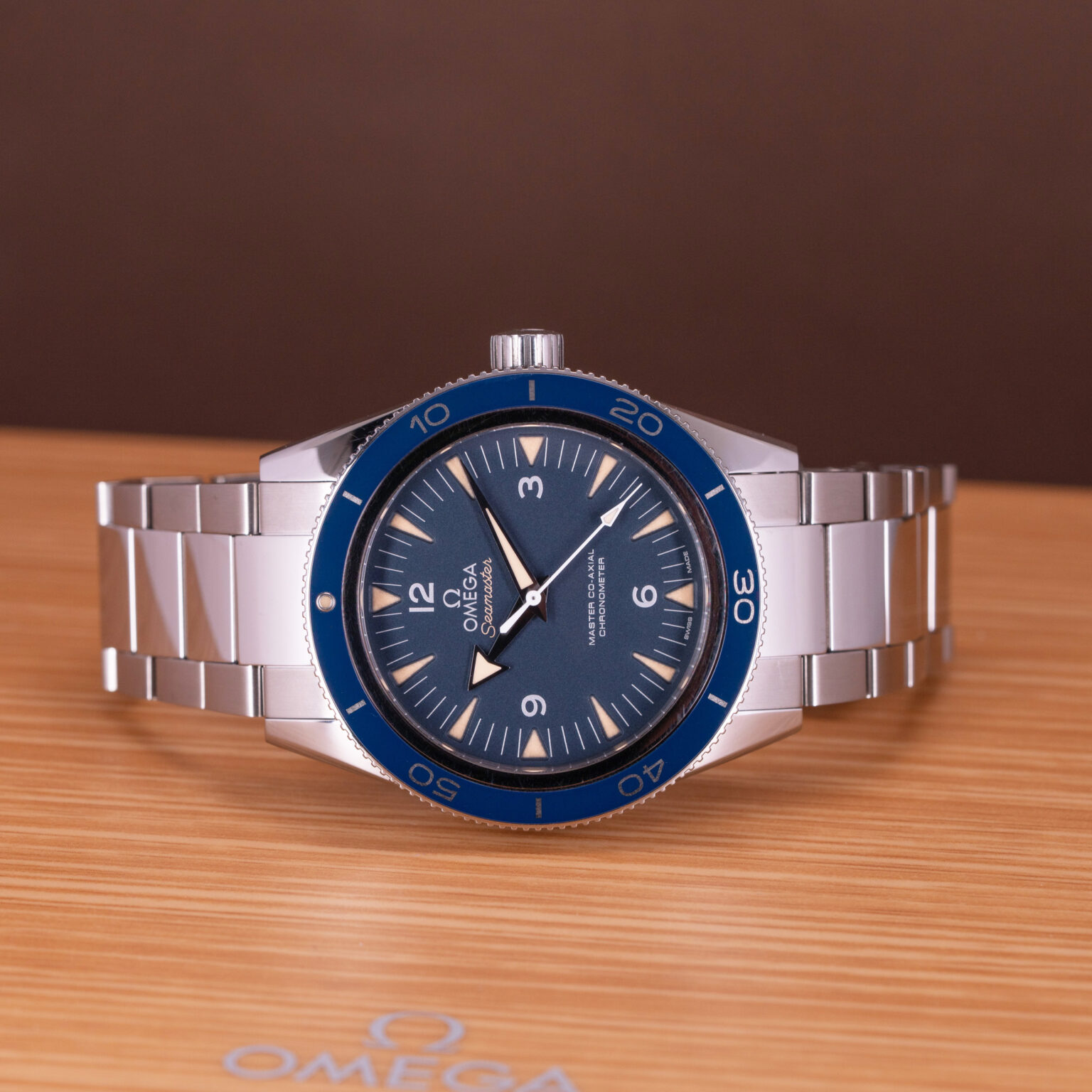 Omega-Seamaster-Co-Ax-300-Titanium-Master-Chronometer-08