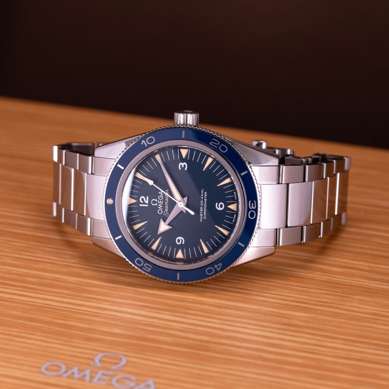 Omega-Seamaster-Co-Ax-300-Titanium-Master-Chronometer-09