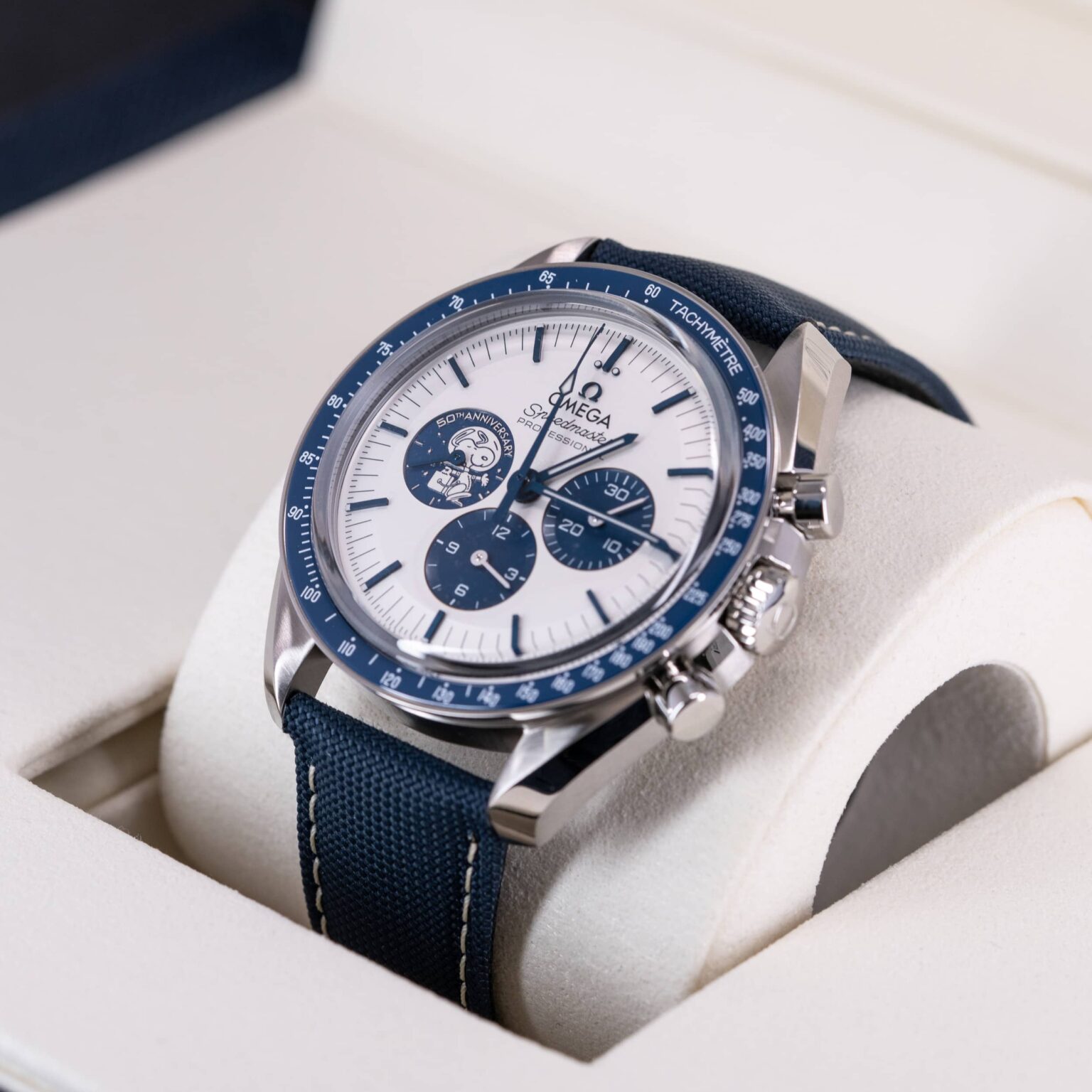 Omega-Speedmaster-50th-Silver-Snoopy-2023-3