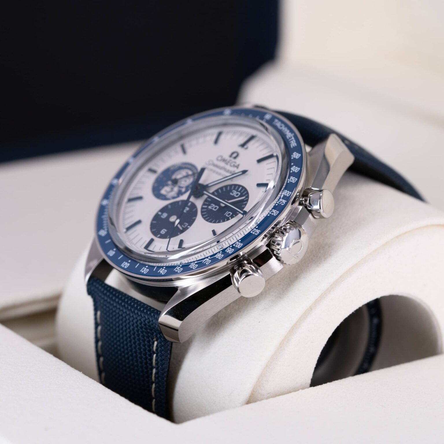 Omega-Speedmaster-50th-Silver-Snoopy-2023-4