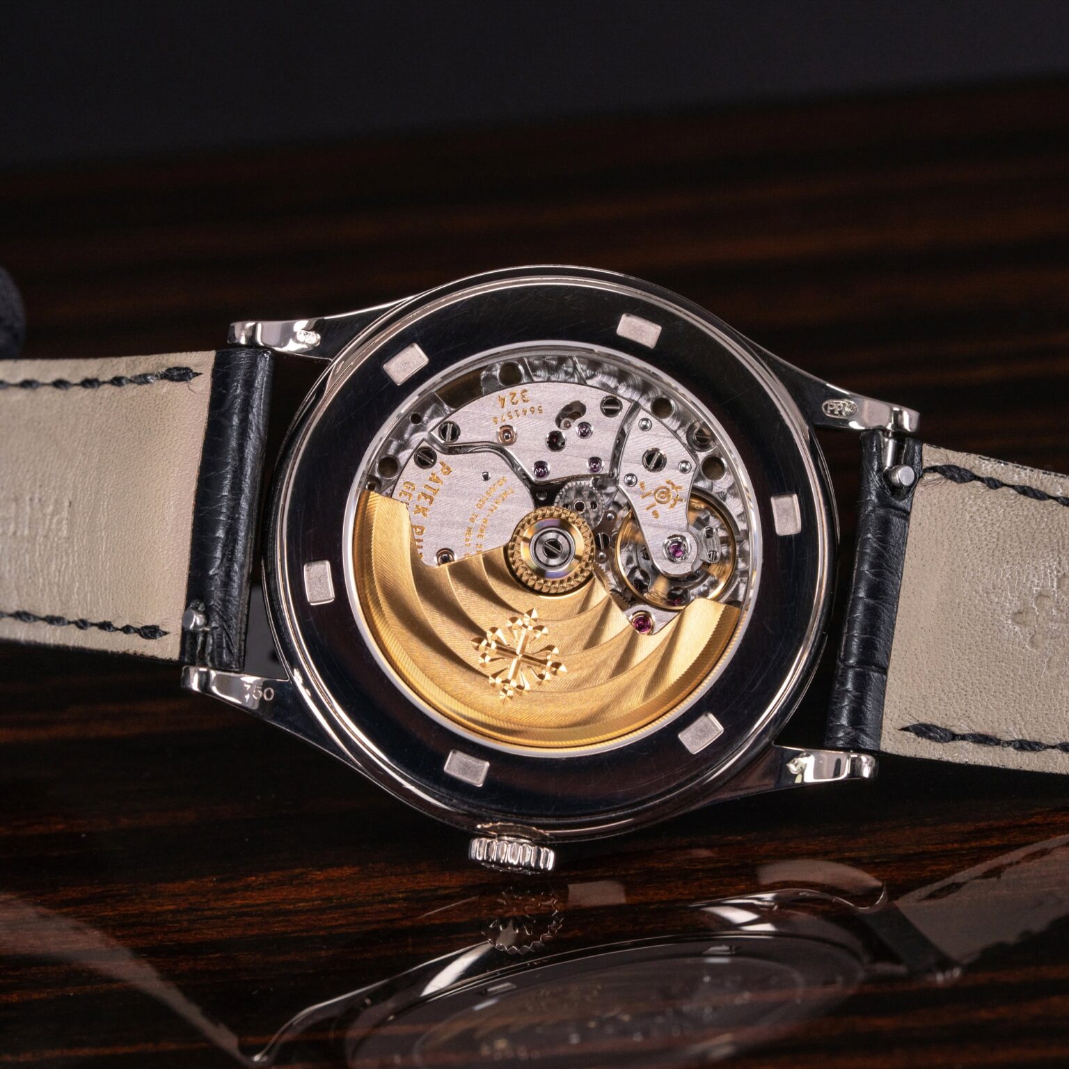 Patek-Philippe-Calatrava-5296G-2012-6