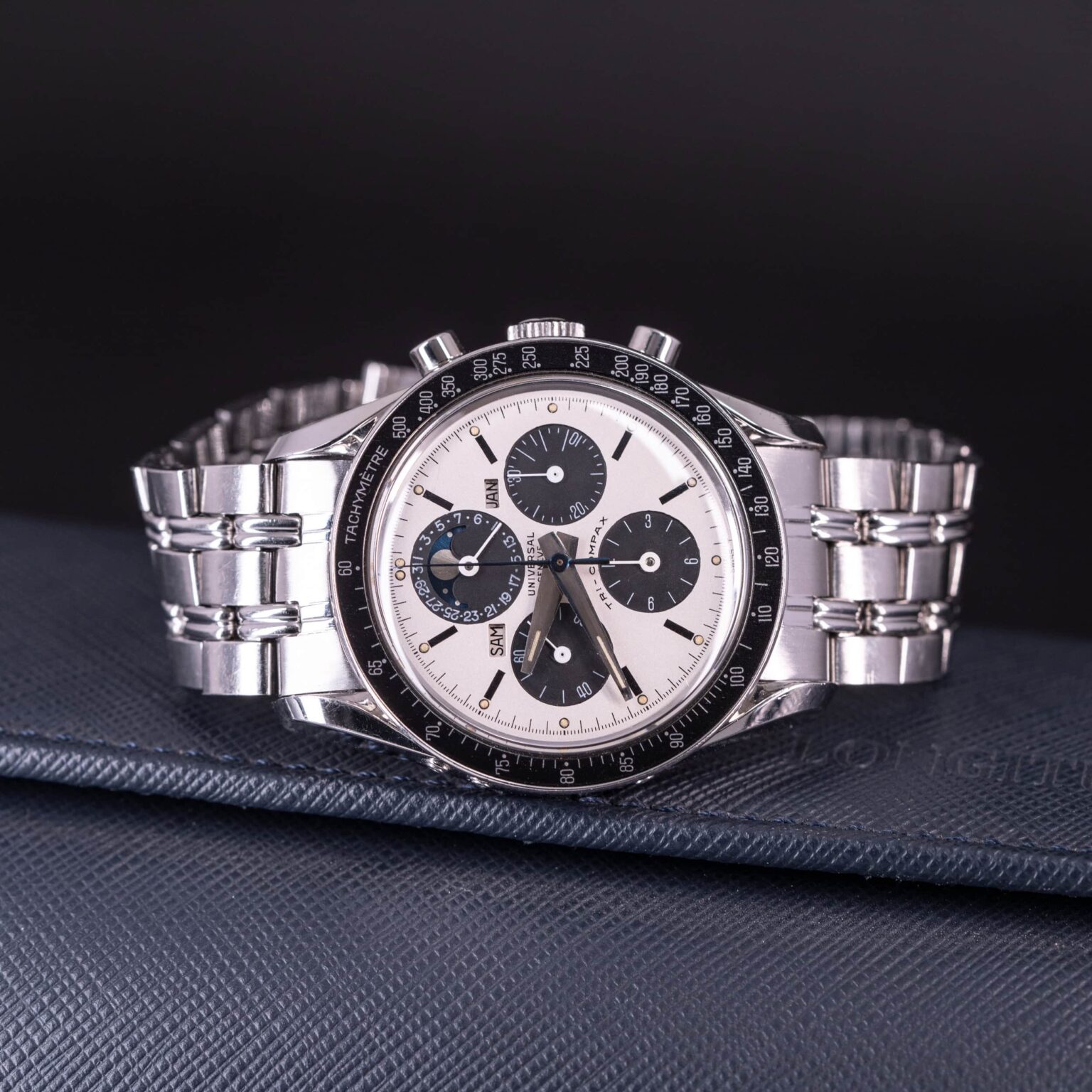 Universal-Geneve-Tri-Compax-881101-01-Clapton-3