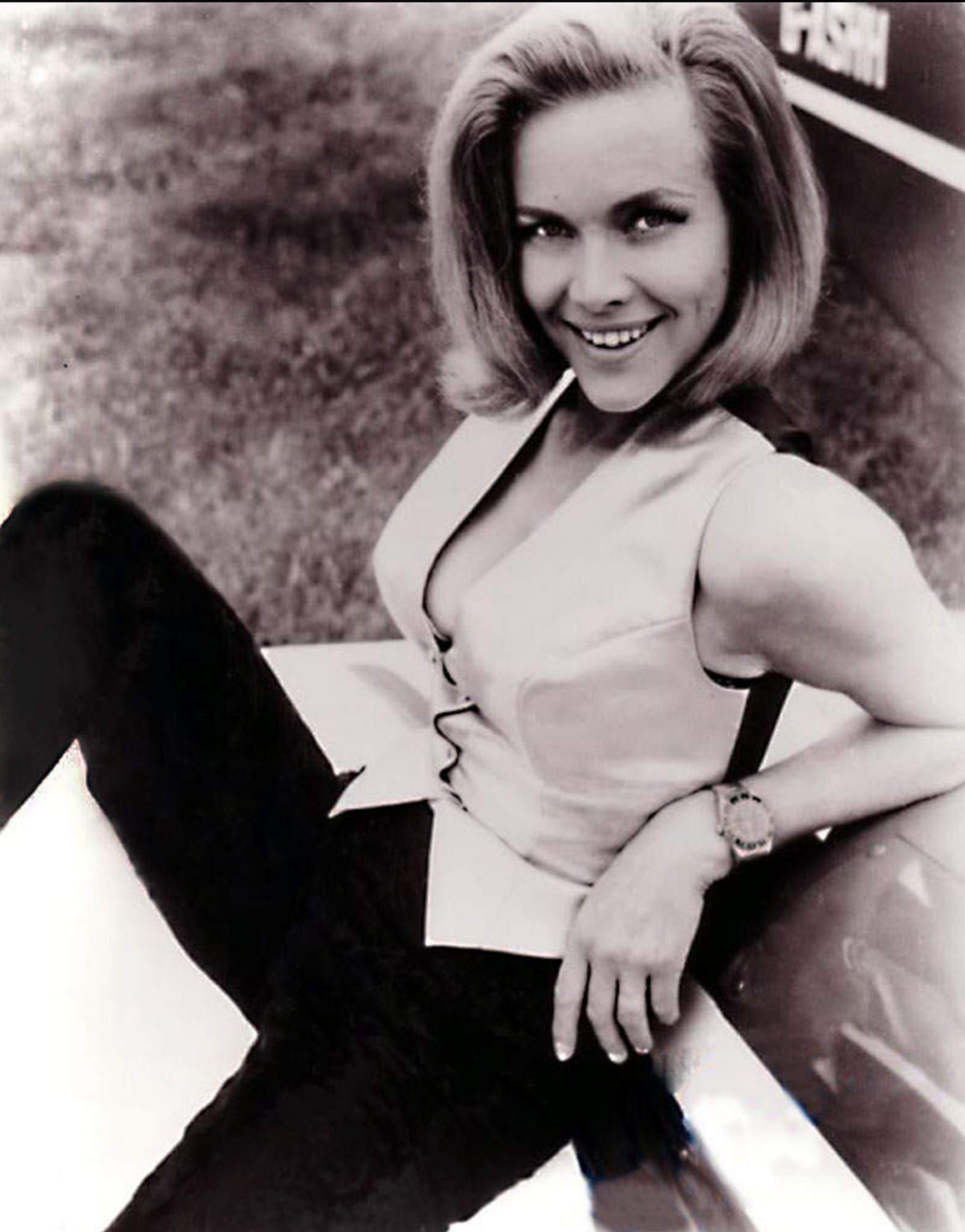 Honor Blackman in James Bond movie Goldfinger wear Rolex GMT-Master 6542.