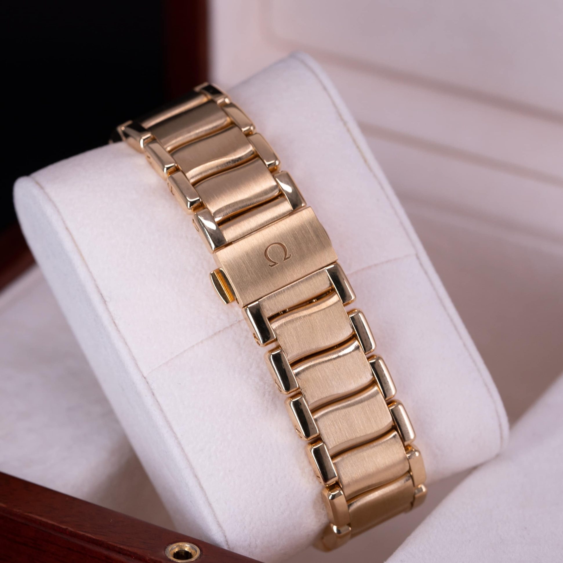 18k-Omega-Ladymatic-Co-Axial-5.jpg
