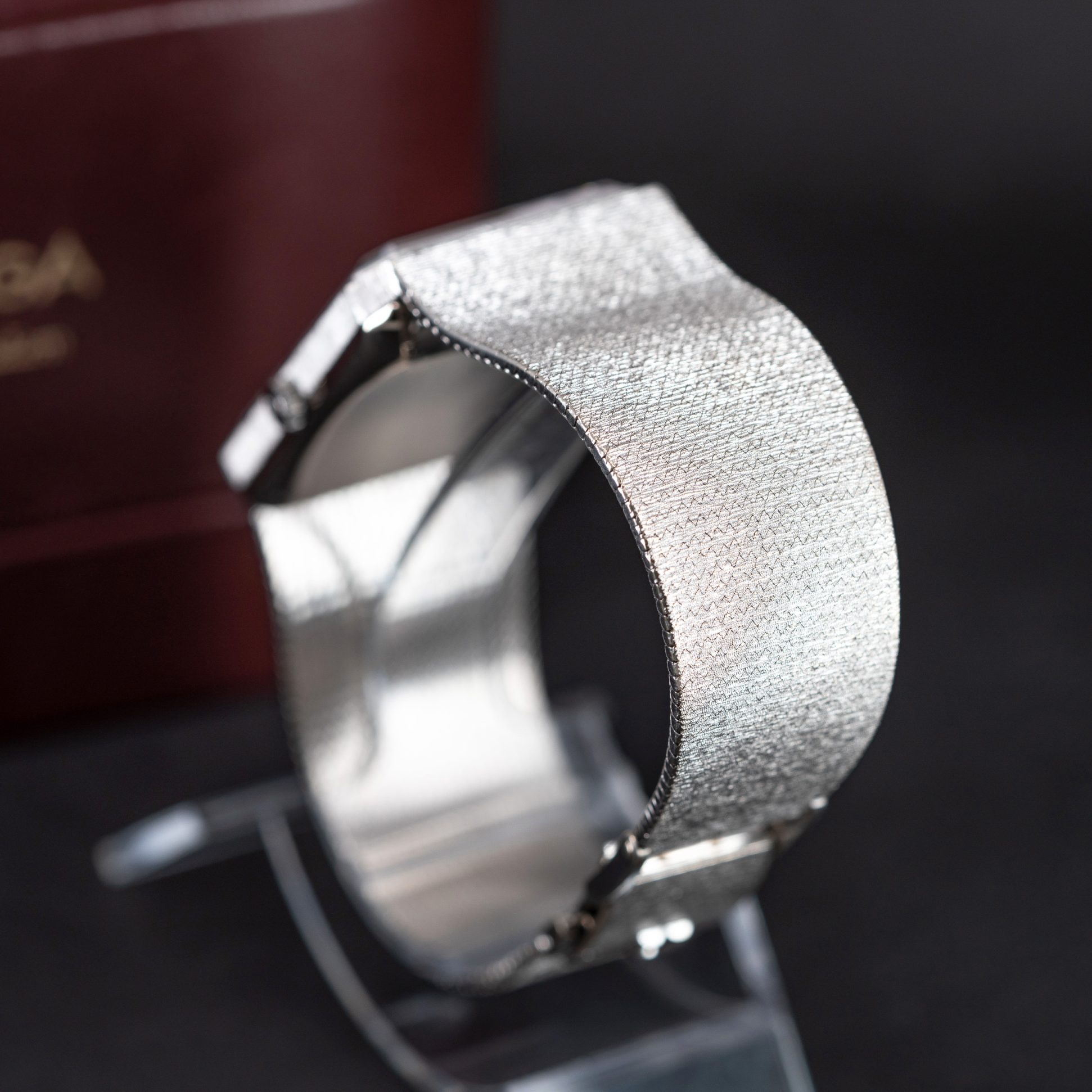 18k_Omega_Constellation_Emeraude-Grima_1973-4.jpg