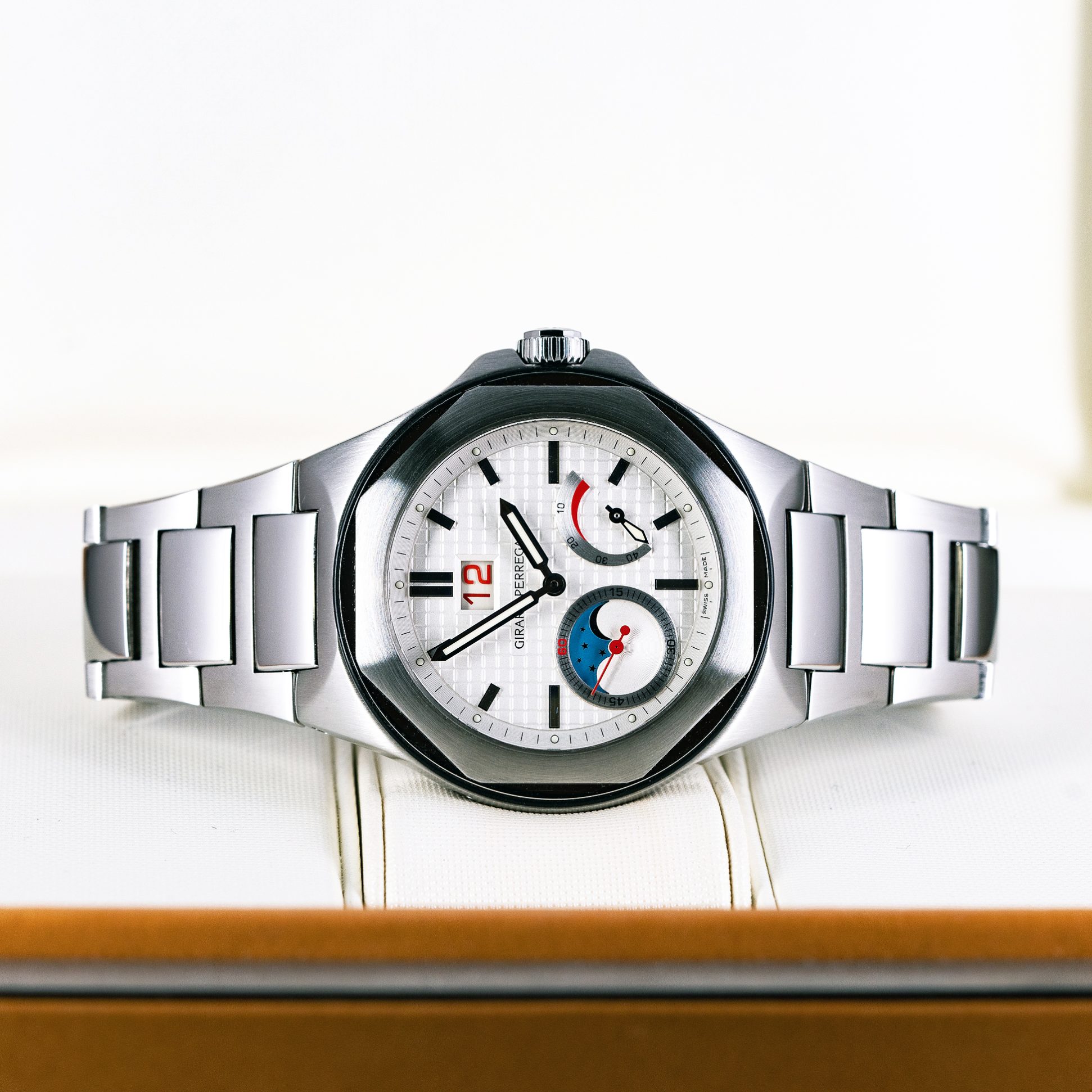 Girard_Perregaux_Laureato_Evo3-2.jpg