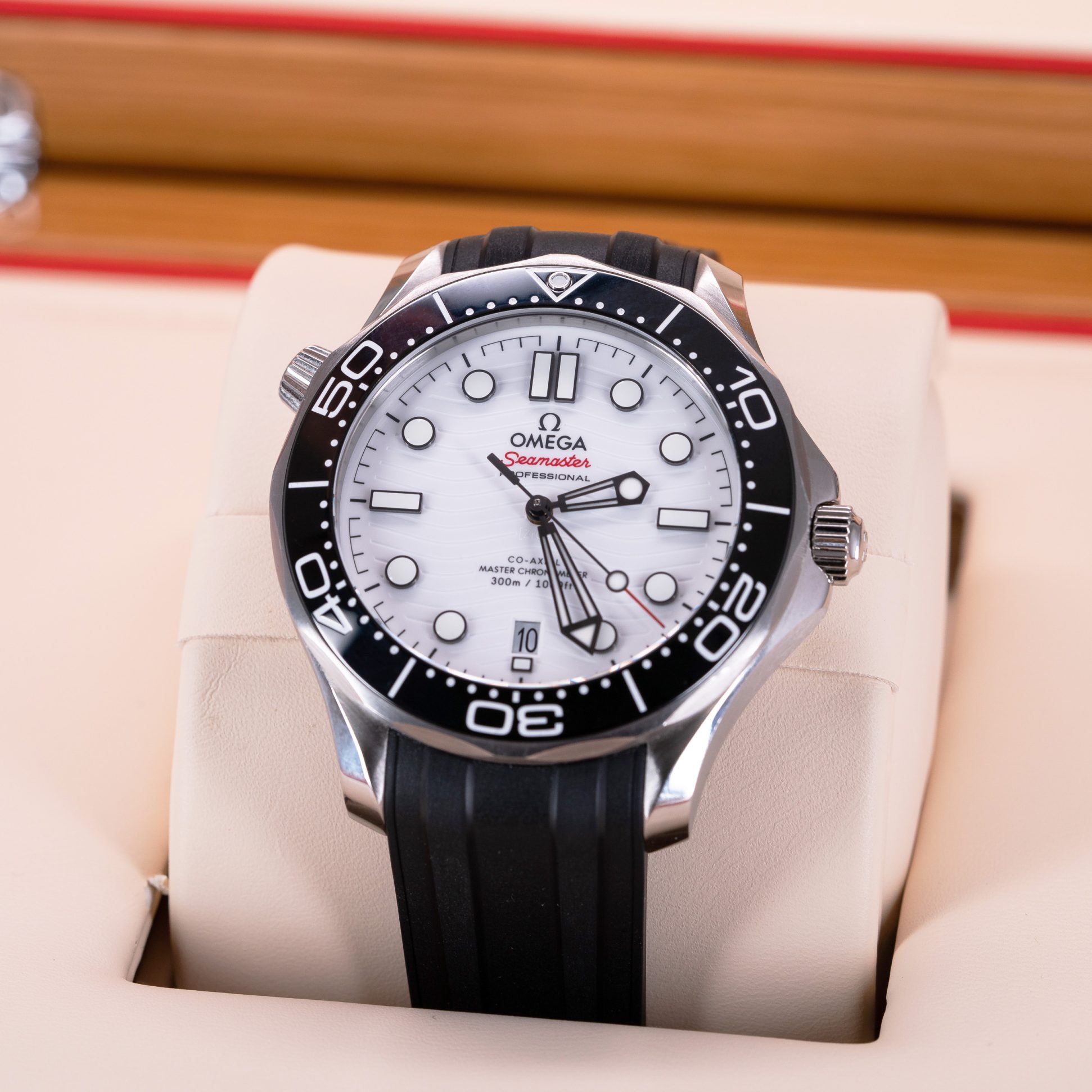 Omega-Seamaster-300-White-2021-2.jpg