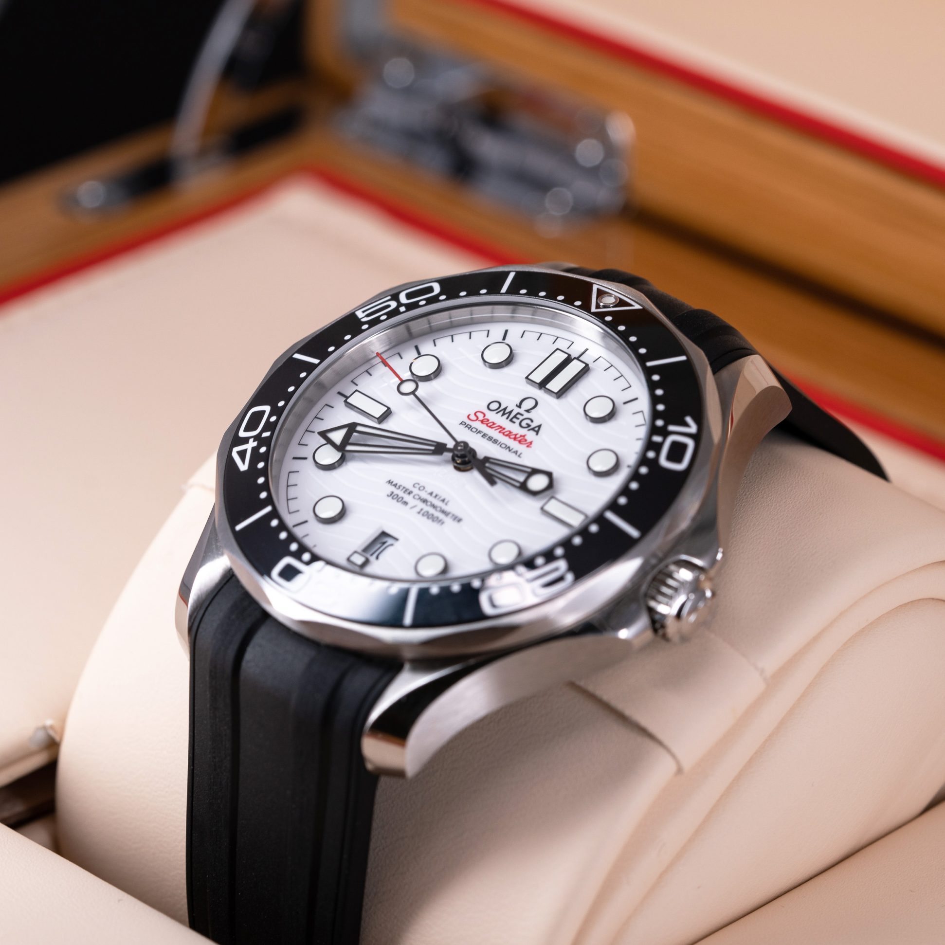 Omega-Seamaster-300-White-2021-4.jpg