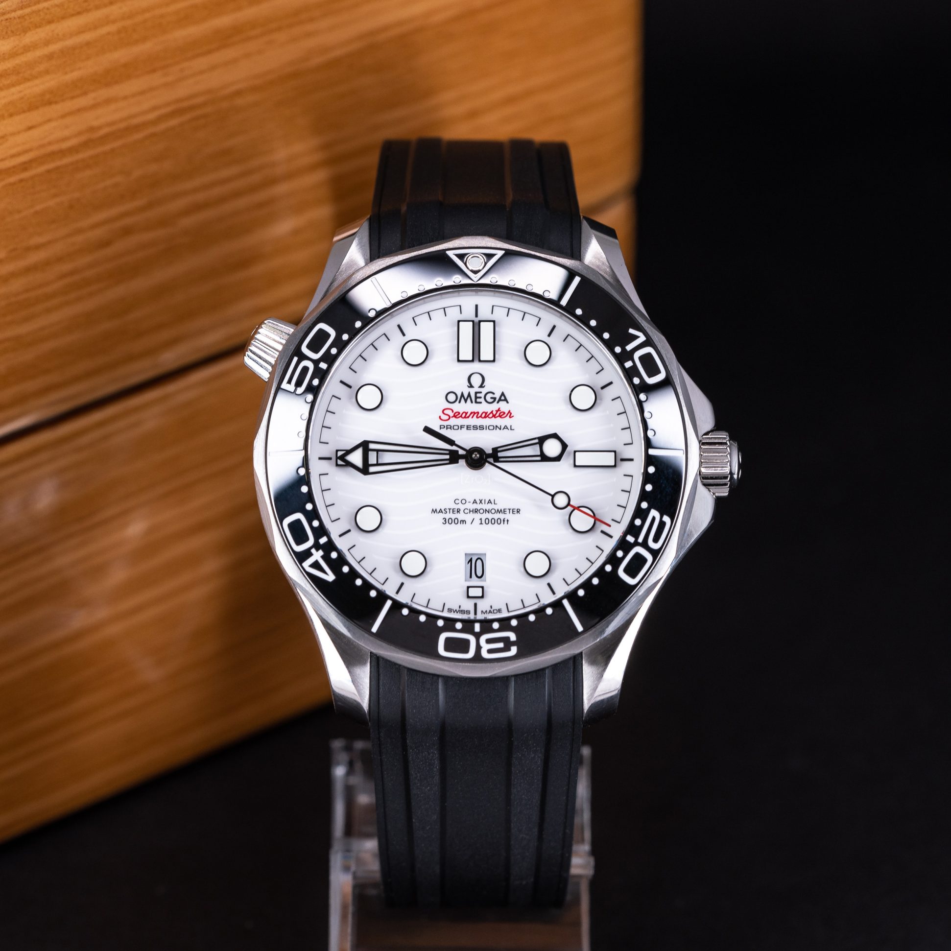 Omega-Seamaster-300-White-2021-7.jpg