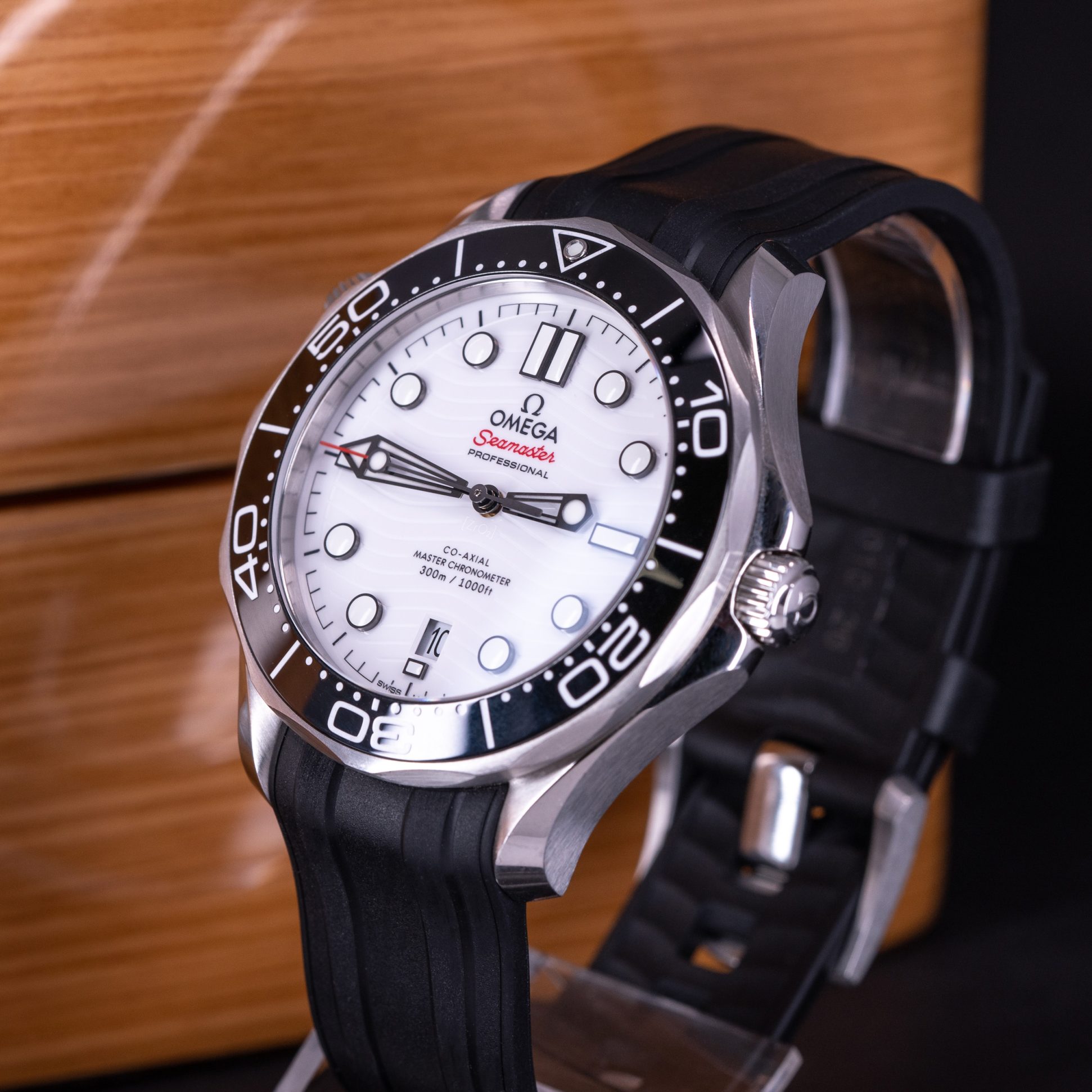 Omega-Seamaster-300-White-2021-8.jpg