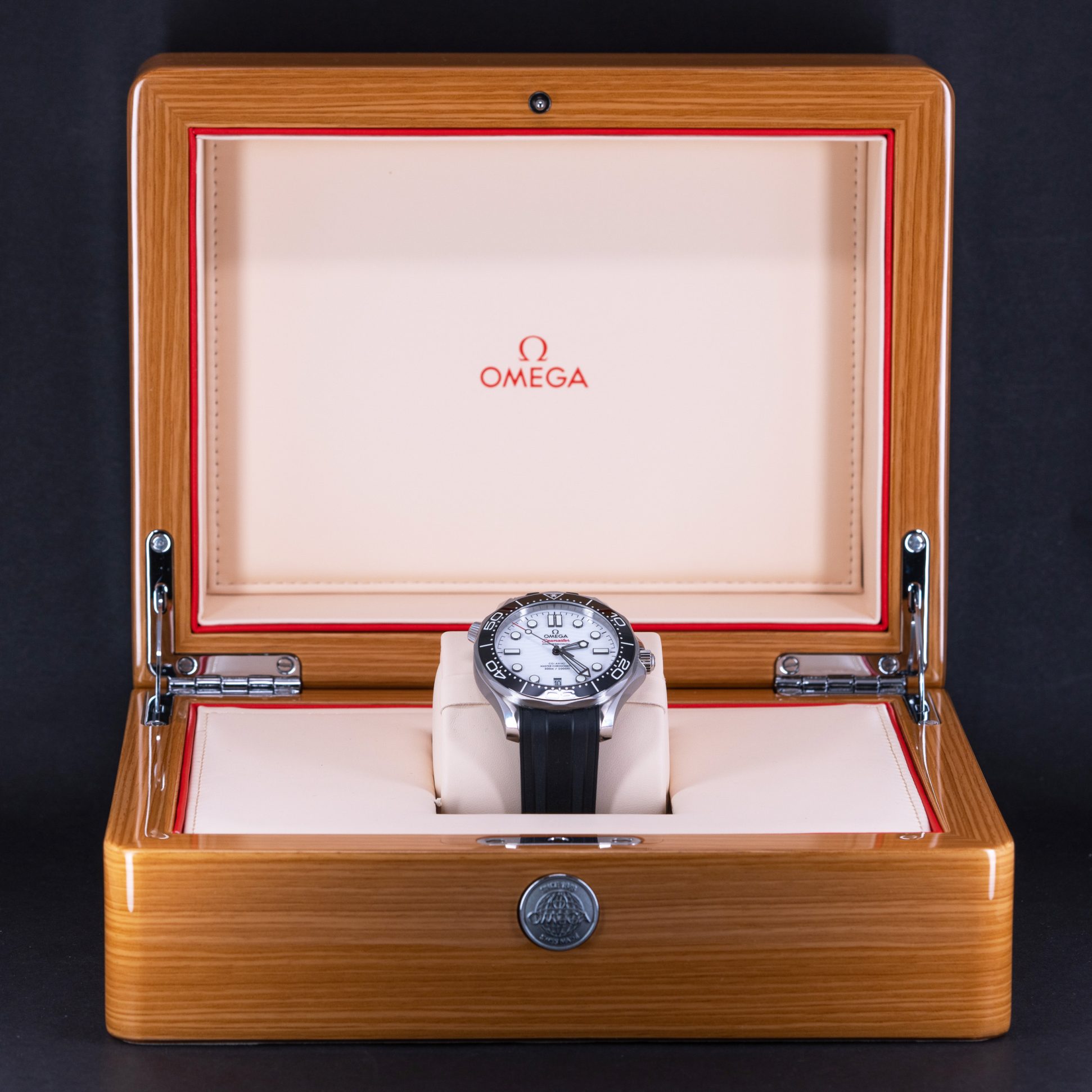 Omega-Seamaster-300-White-2021.jpg