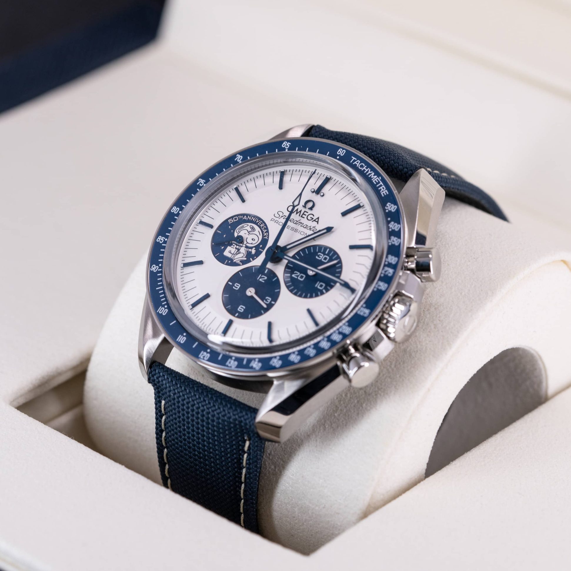 Omega-Speedmaster-50th-Silver-Snoopy-2023-3.jpg