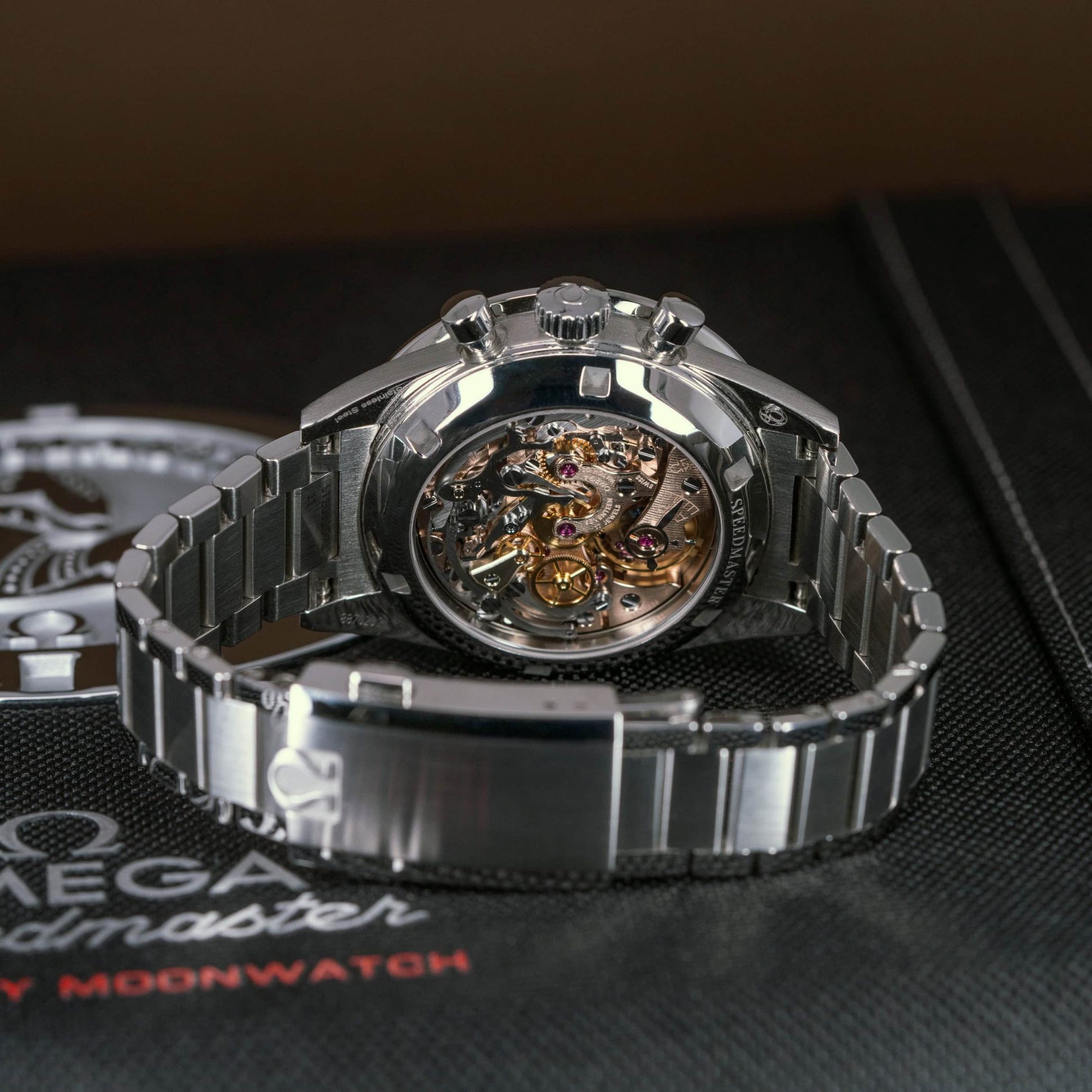Omega-Speedmaster-Ed-White-2022-5