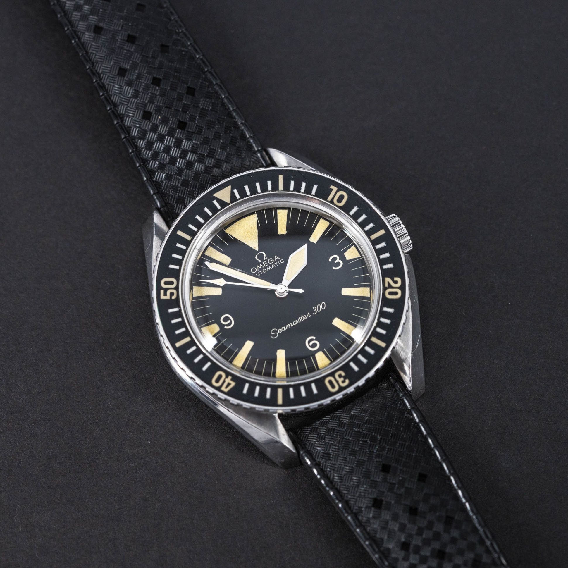 Omega_Seamaster_300_Big_Triangle-2.jpg