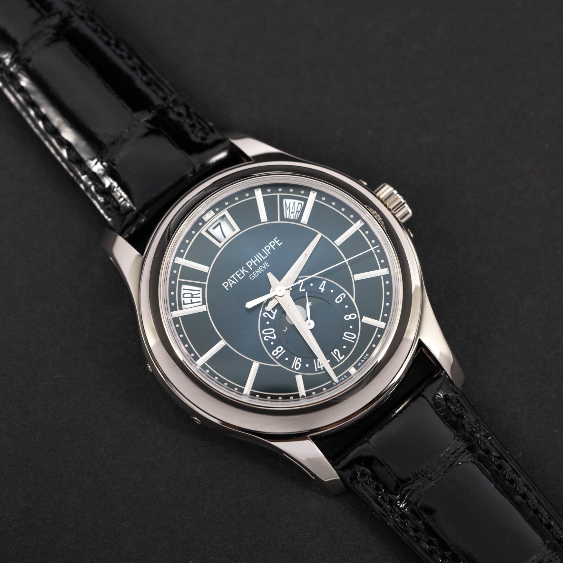 Patek_Philippe_Annual_Calender_5205G_2020.jpg