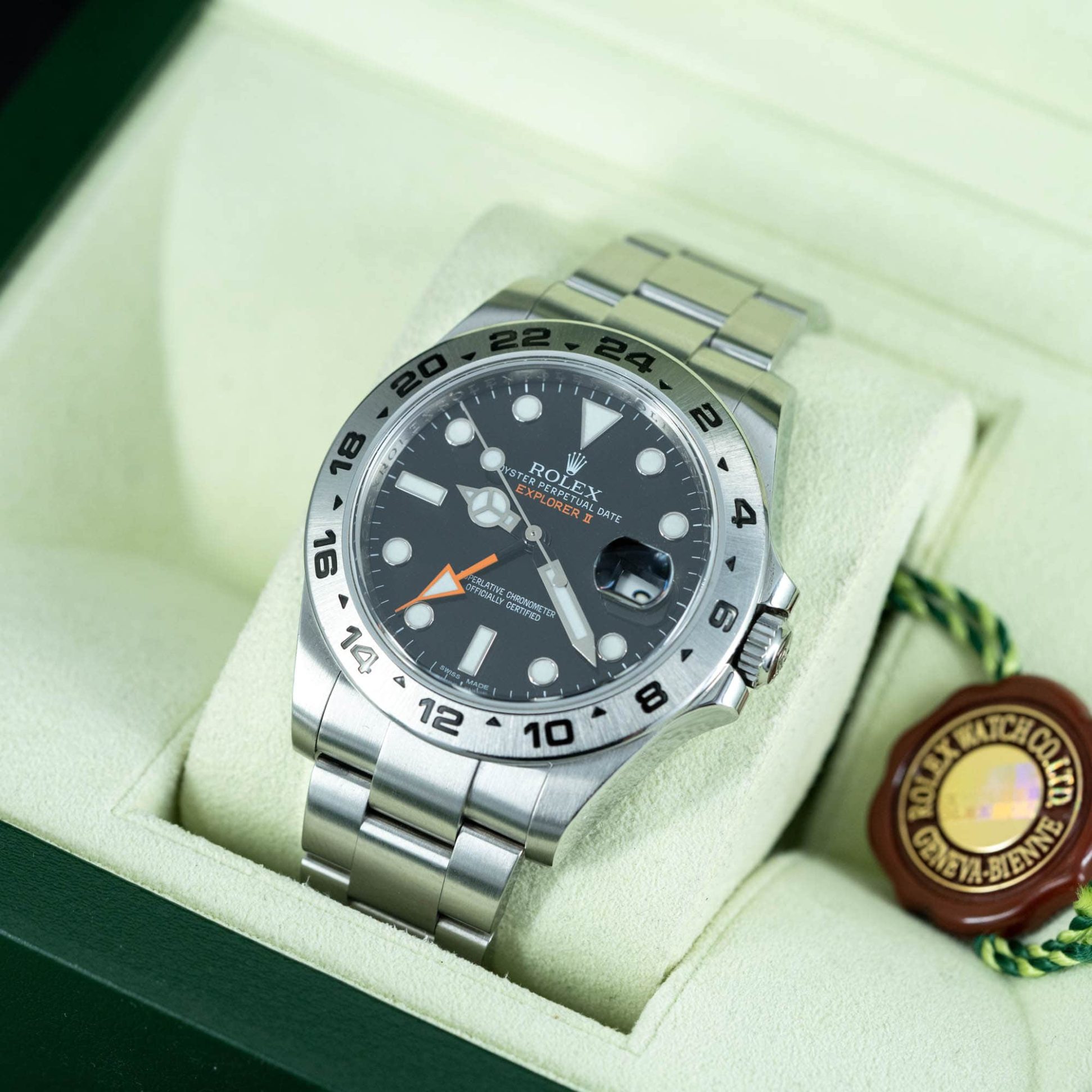 Rolex_Explorer_II_216570_2012-2.jpg